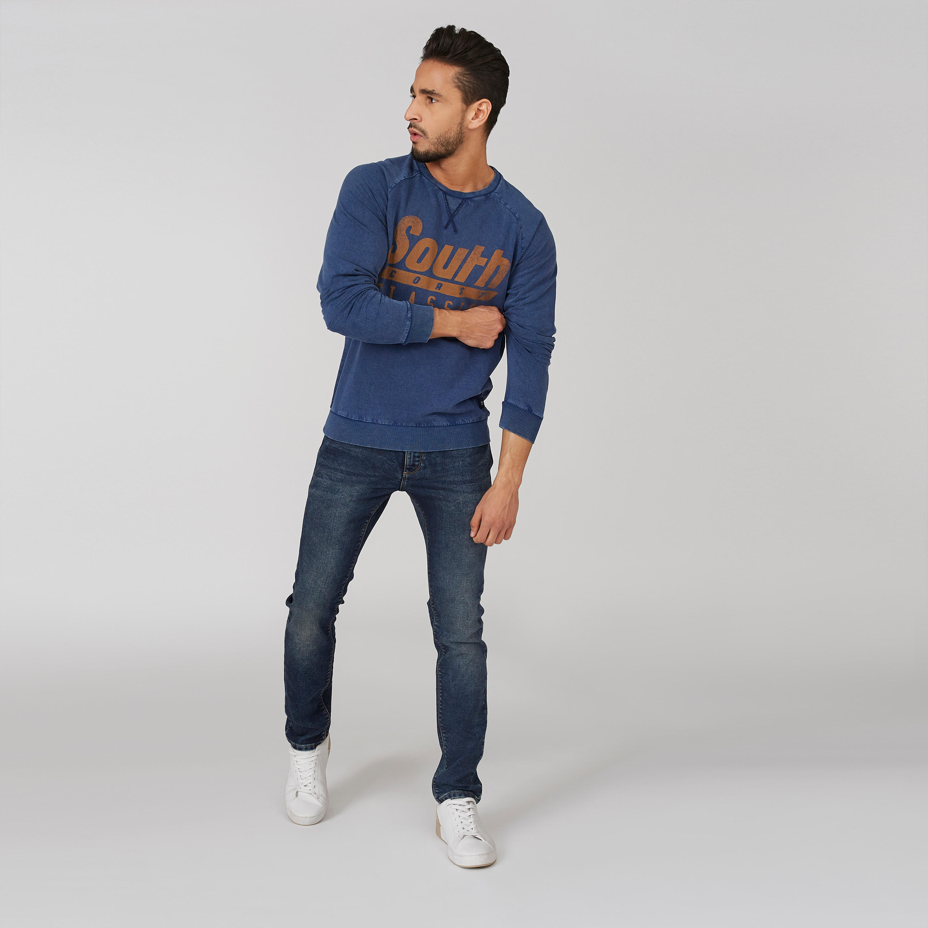 كنزة دينم بأكمام طويلة وياقة مستديرة وطبعات-men-winterwear-hoodiesandsweatshirts-image-5