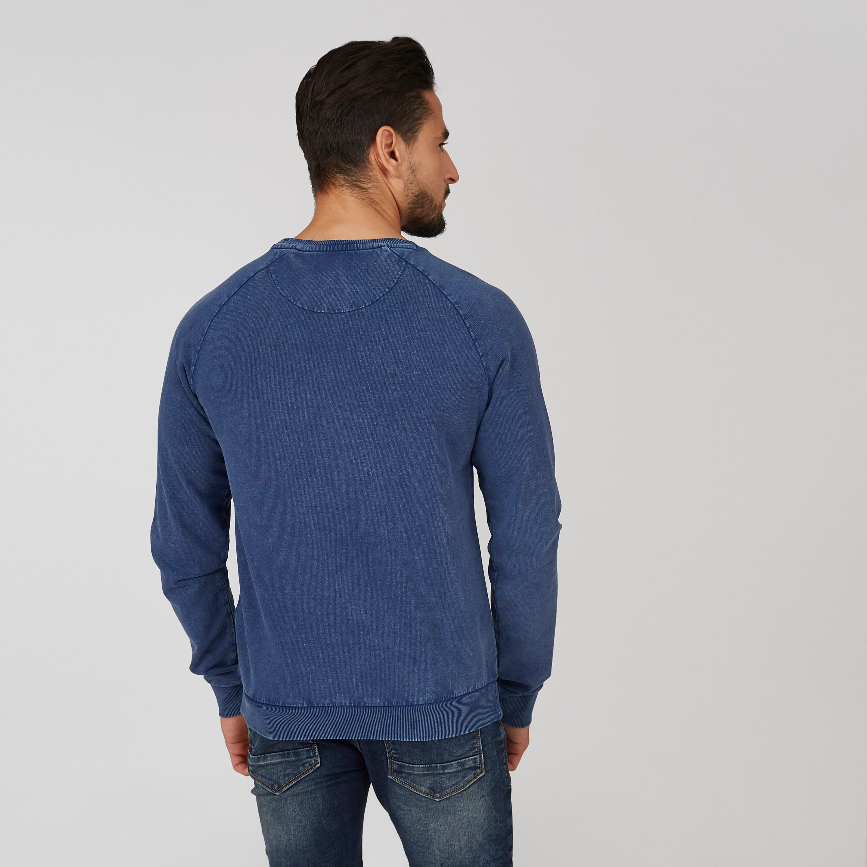 كنزة دينم بأكمام طويلة وياقة مستديرة وطبعات-men-winterwear-hoodiesandsweatshirts-image-4