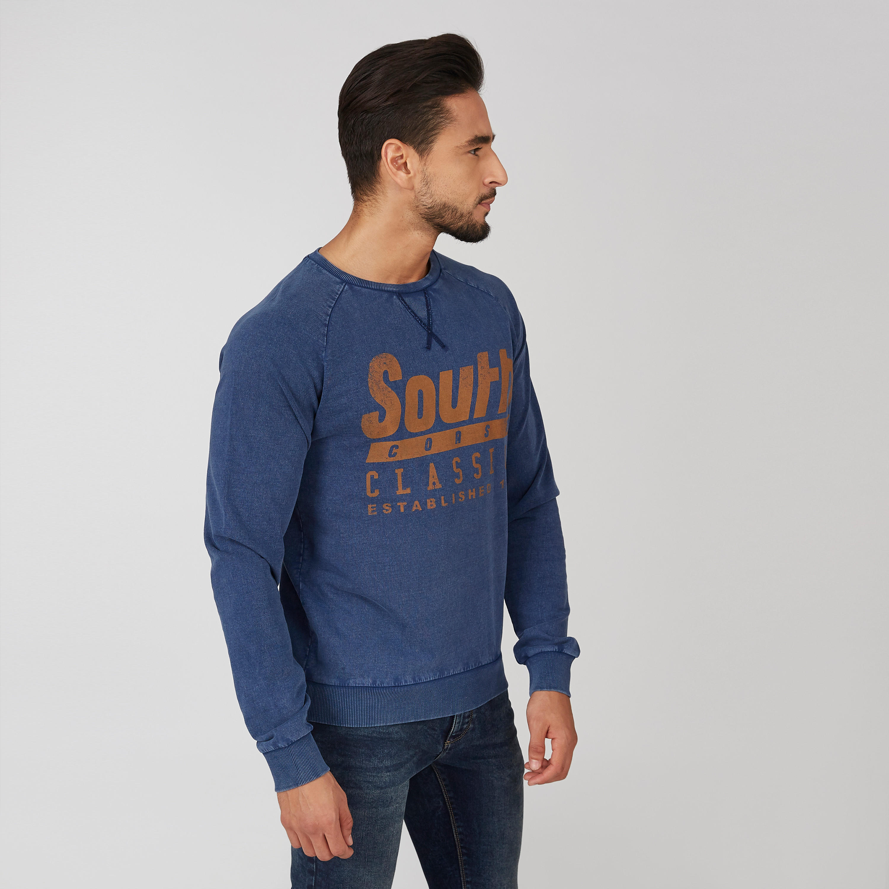 كنزة دينم بأكمام طويلة وياقة مستديرة وطبعات-men-winterwear-hoodiesandsweatshirts-image-1