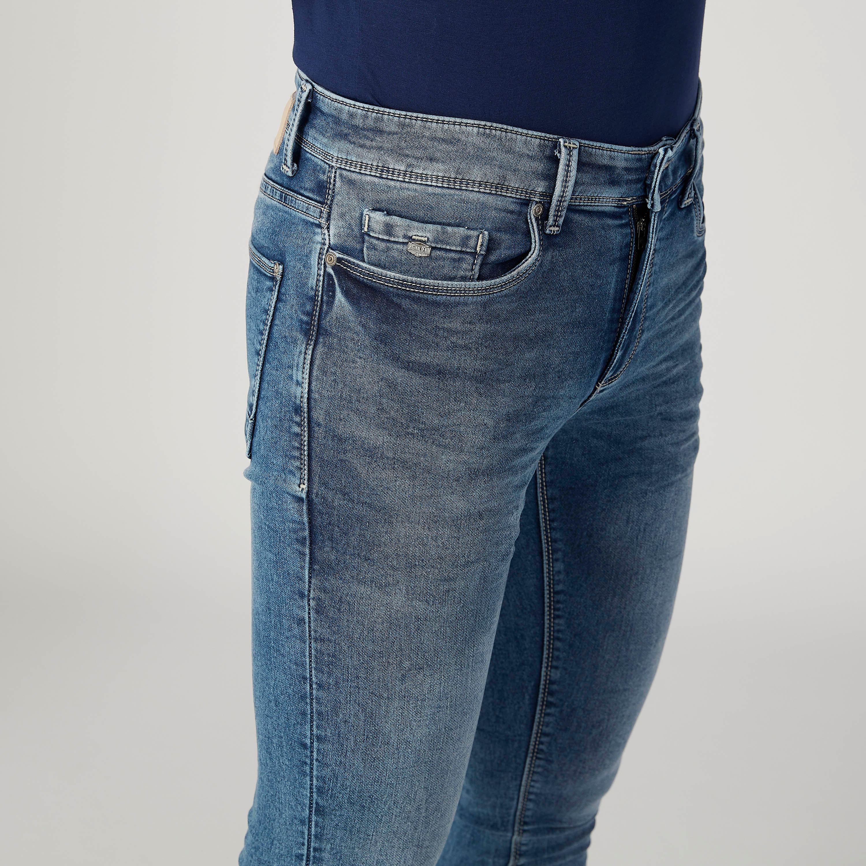 بنطلون جينز مستدام سكيني سادة بخصر منخفض وجيوب -men-clothing-bottoms-jeans-image-3