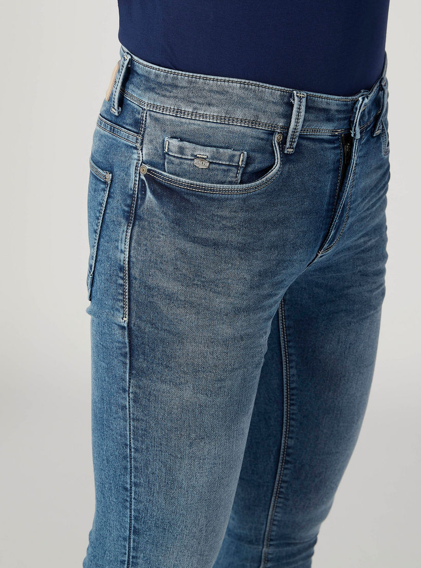 بنطلون جينز مستدام سكيني سادة بخصر منخفض وجيوب -men-clothing-bottoms-jeans-image-3