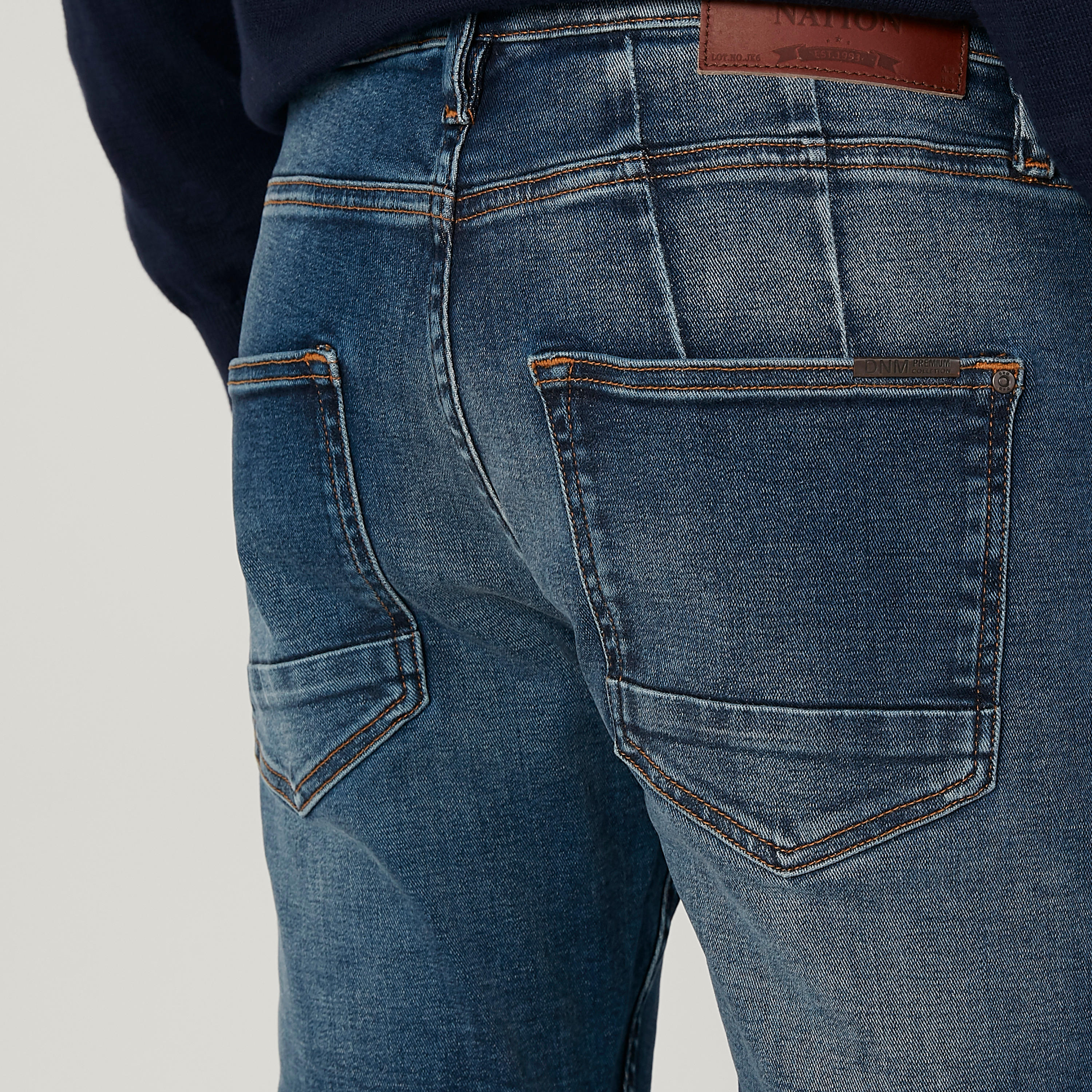 بنطلون جينز مستدام سليم سادة بخصر منخفض وجيوب -men-clothing-bottoms-jeans-image-3