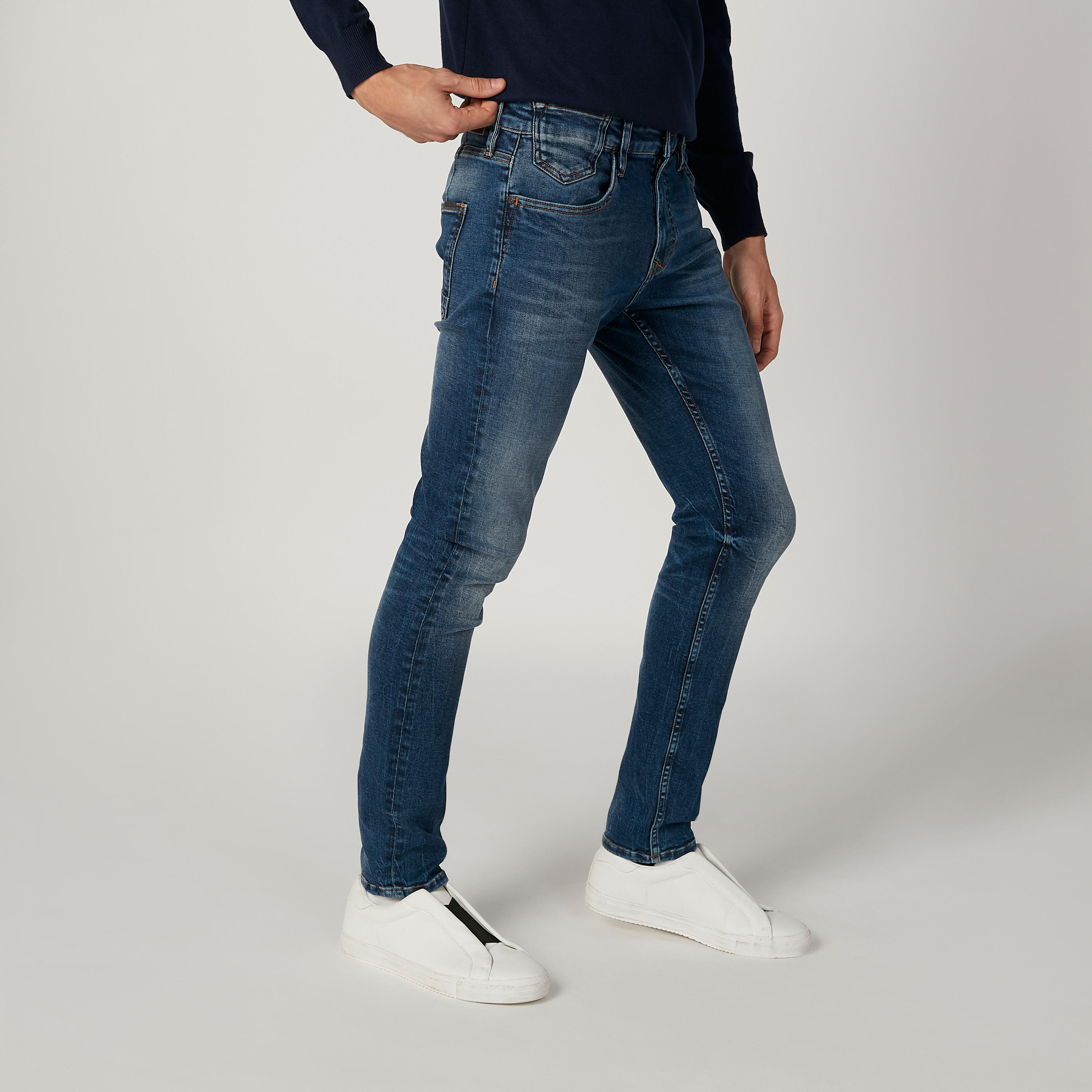 بنطلون جينز مستدام سليم سادة بخصر منخفض وجيوب -men-clothing-bottoms-jeans-image-5