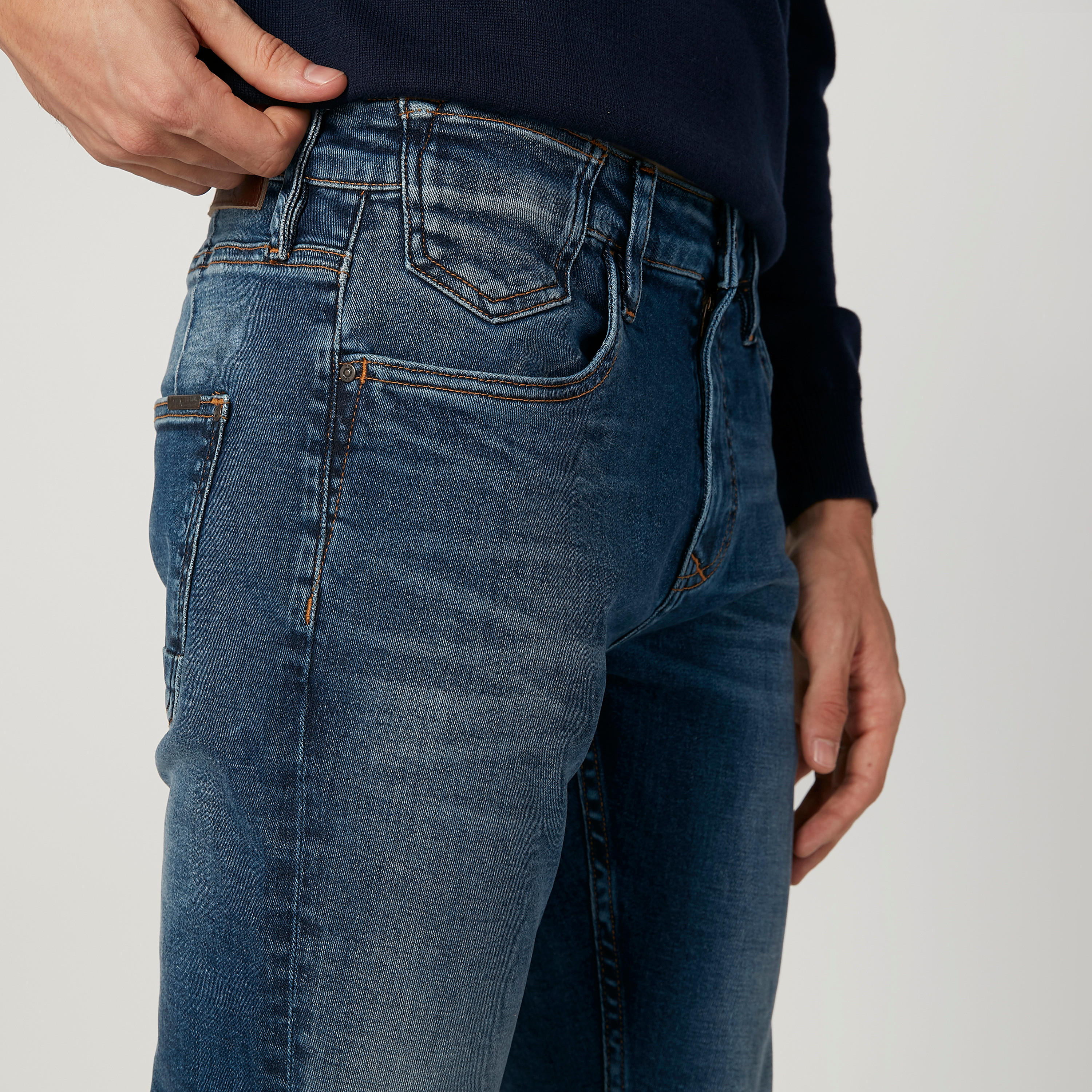 بنطلون جينز مستدام سليم سادة بخصر منخفض وجيوب -men-clothing-bottoms-jeans-image-6
