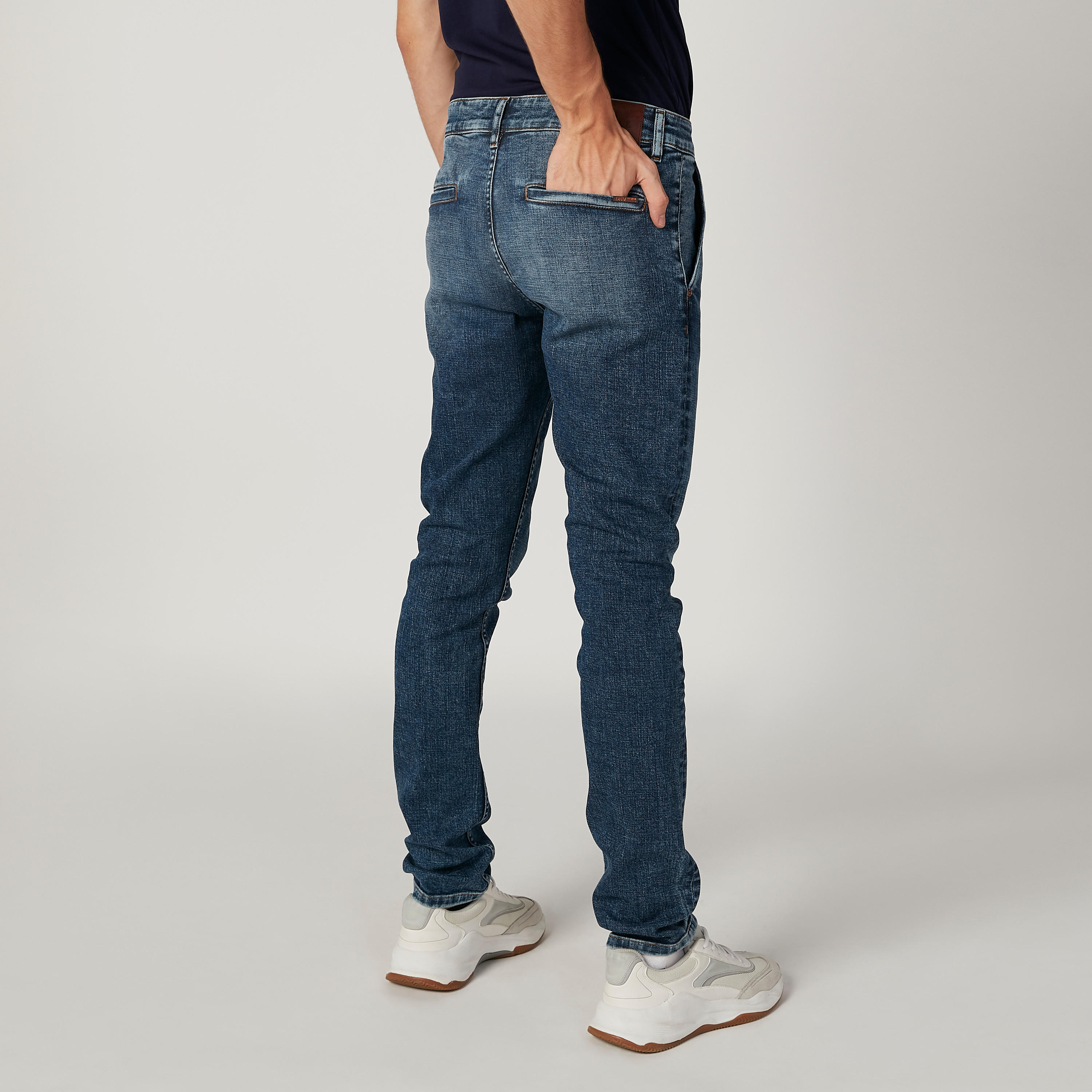 بنطلون جينز مستدام سليم سادة بخصر منخفض وجيوب -men-clothing-bottoms-jeans-image-3