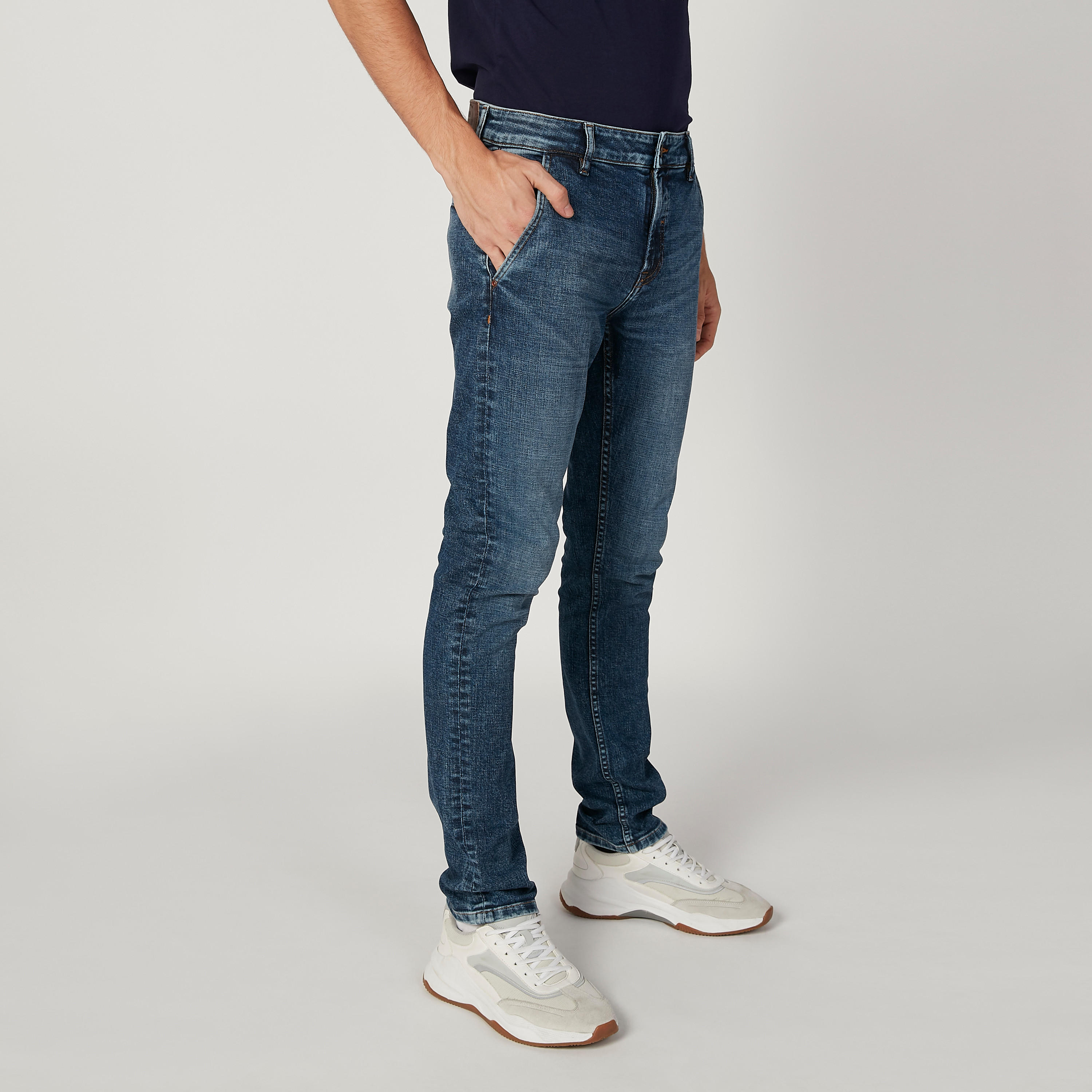 بنطلون جينز مستدام سليم سادة بخصر منخفض وجيوب -men-clothing-bottoms-jeans-image-4