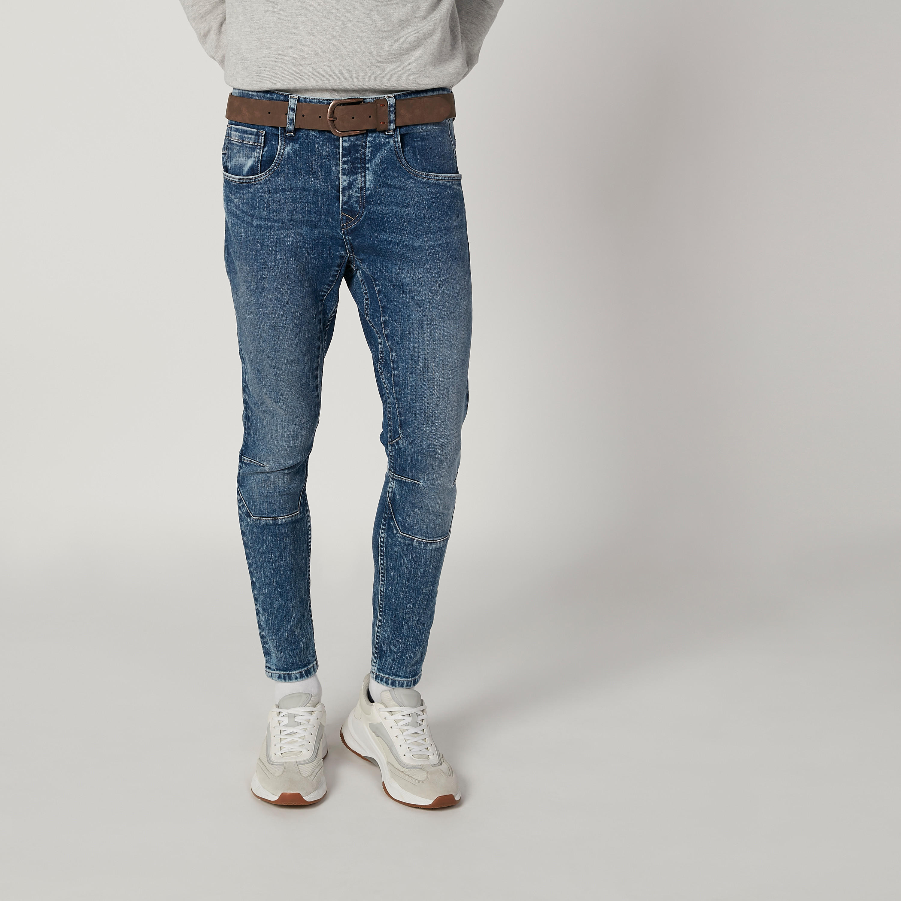 بنطلون جينز مستدام سليم سادة بخصر منخفض وجيوب-men-clothing-bottoms-jeans-image-1