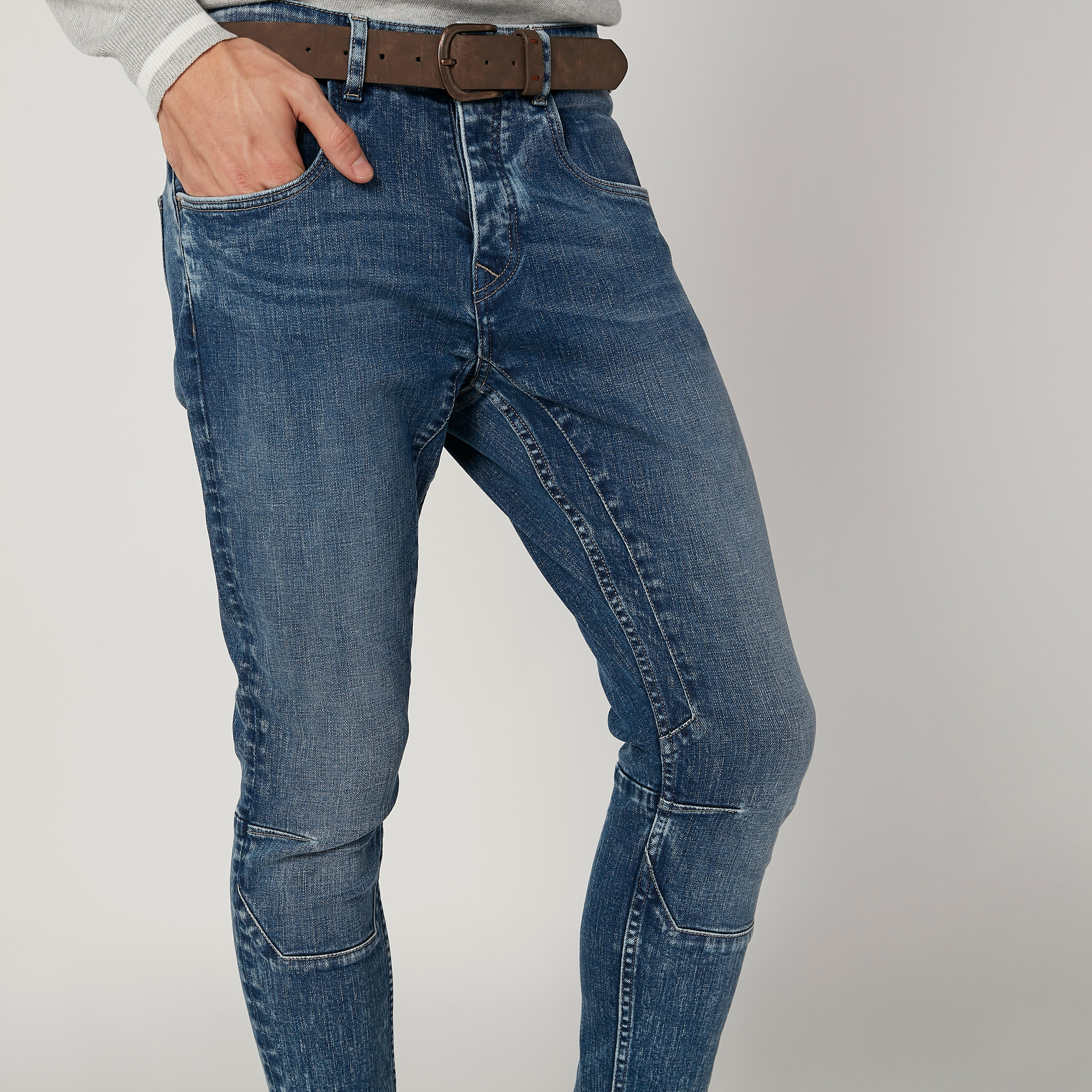 بنطلون جينز مستدام سليم سادة بخصر منخفض وجيوب-men-clothing-bottoms-jeans-image-3
