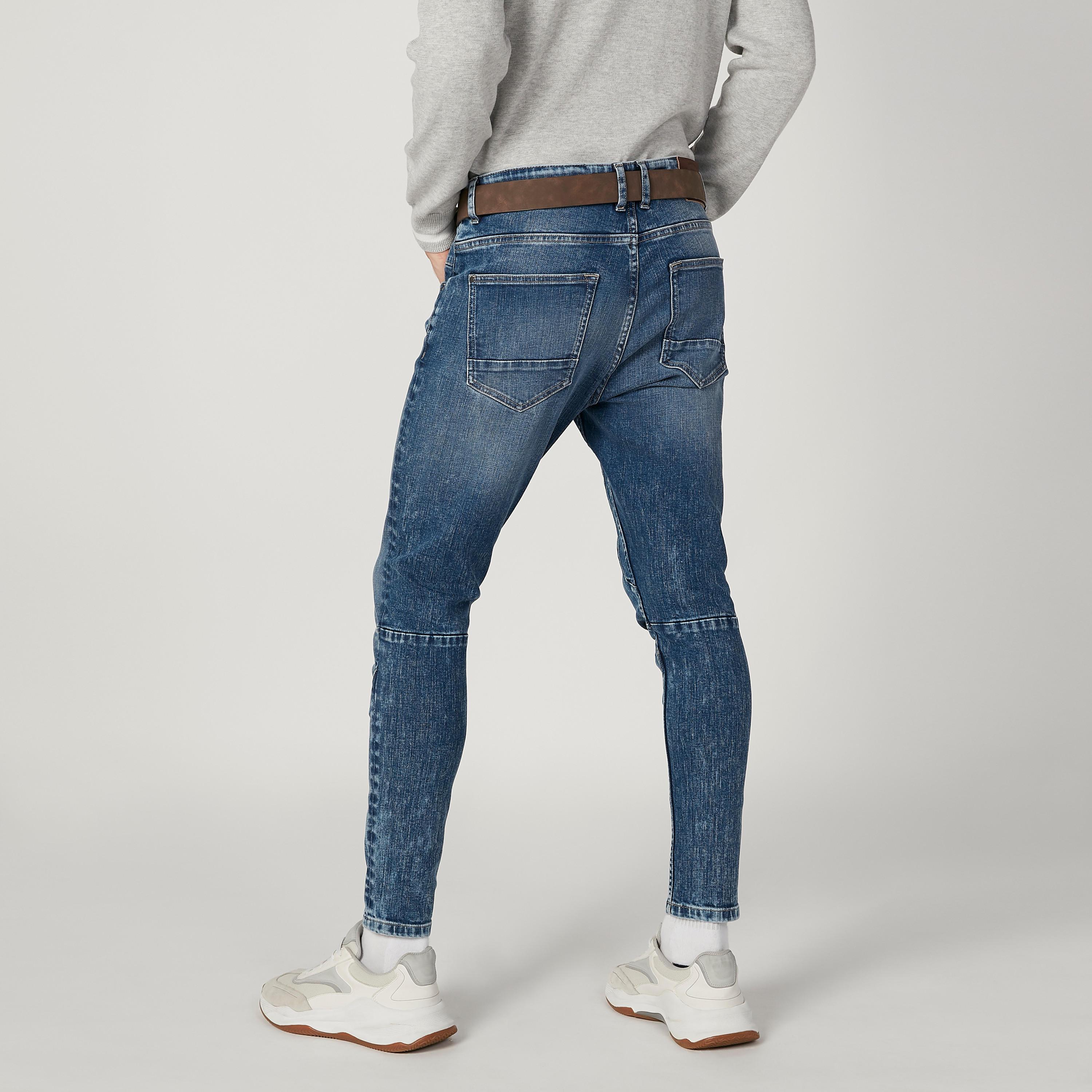 بنطلون جينز مستدام سليم سادة بخصر منخفض وجيوب-men-clothing-bottoms-jeans-image-4