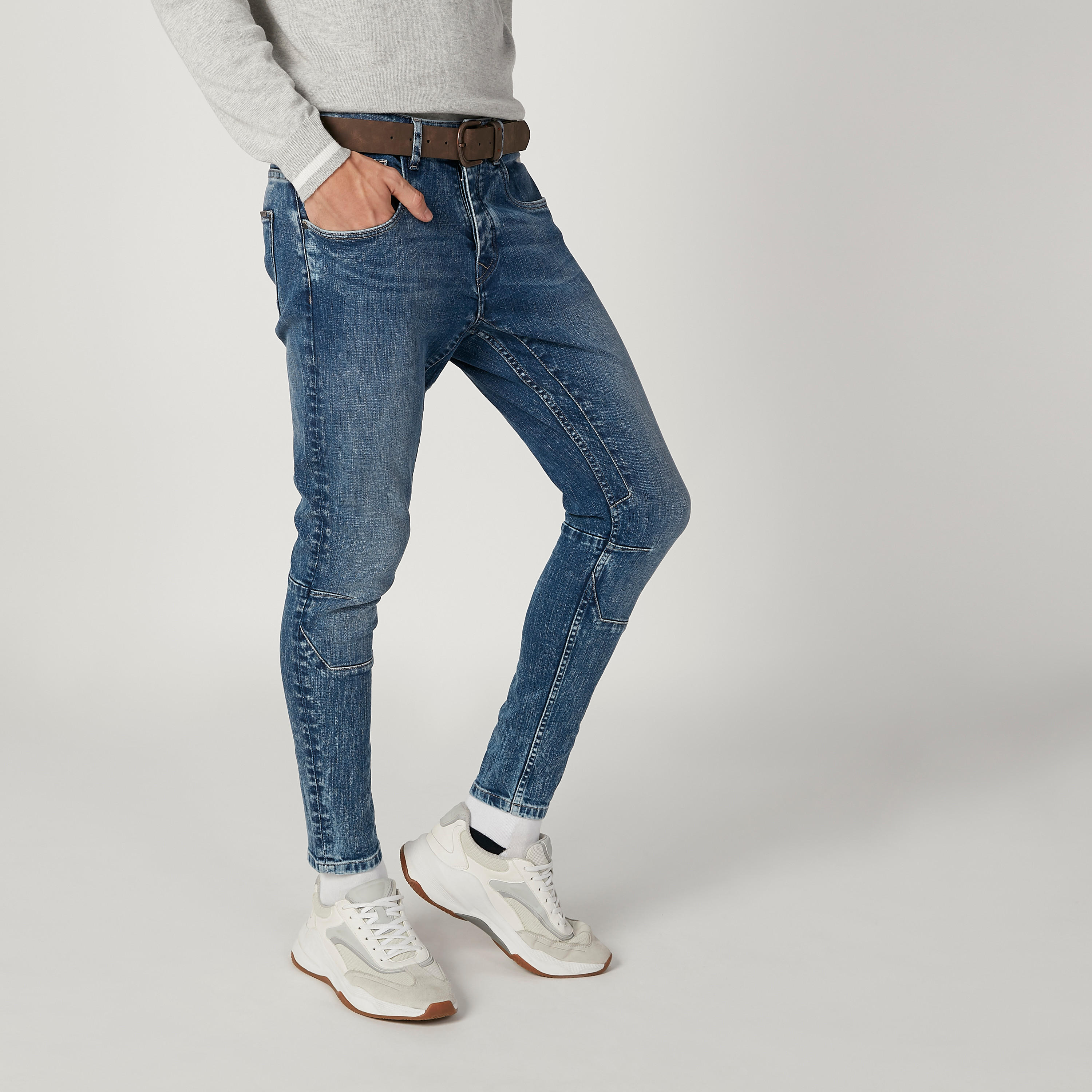 بنطلون جينز مستدام سليم سادة بخصر منخفض وجيوب-men-clothing-bottoms-jeans-image-5
