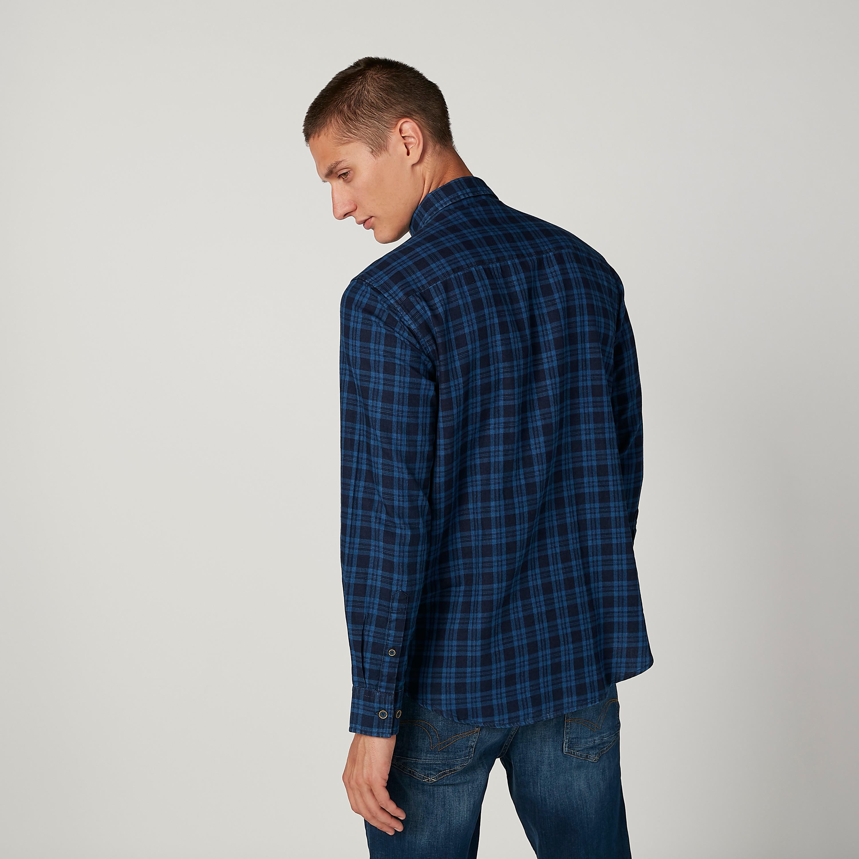 قميص كاروهات بياقة عاديّة وأكمام طويلة-men-clothing-shirts-image-4