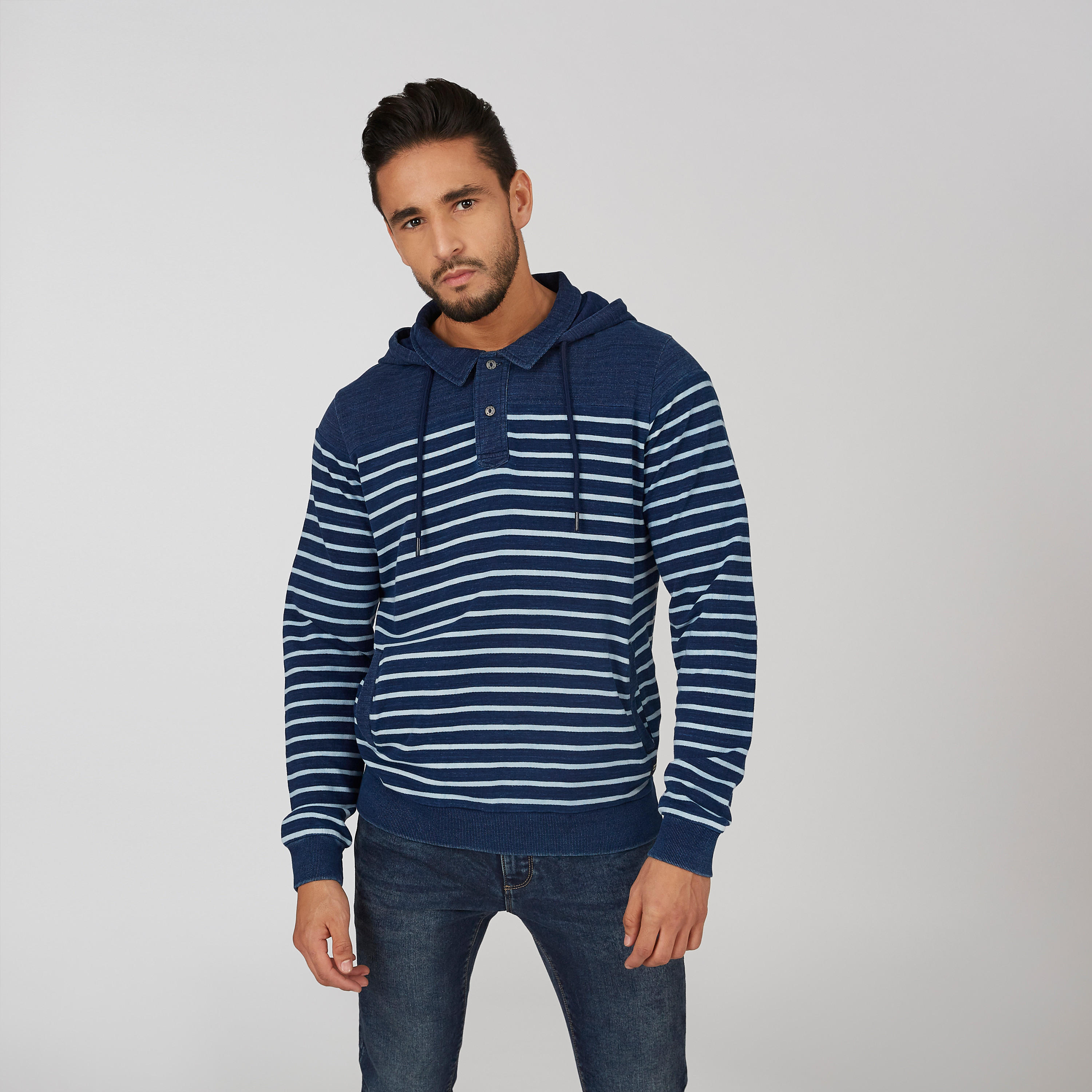 سويت شيرت مقلم بقبّعة وجيوب-men-winterwear-hoodiesandsweatshirts-image-1