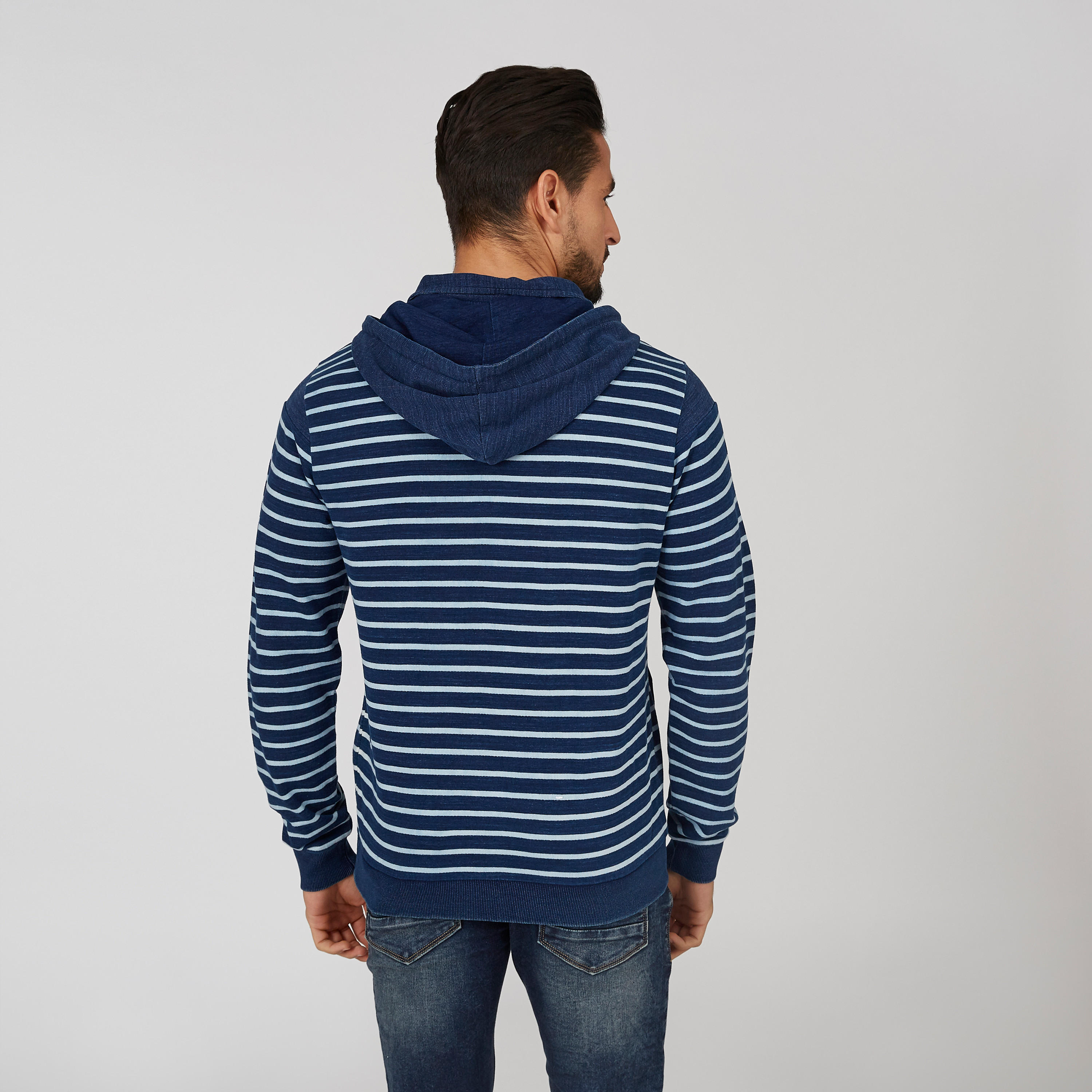 سويت شيرت مقلم بقبّعة وجيوب-men-winterwear-hoodiesandsweatshirts-image-2