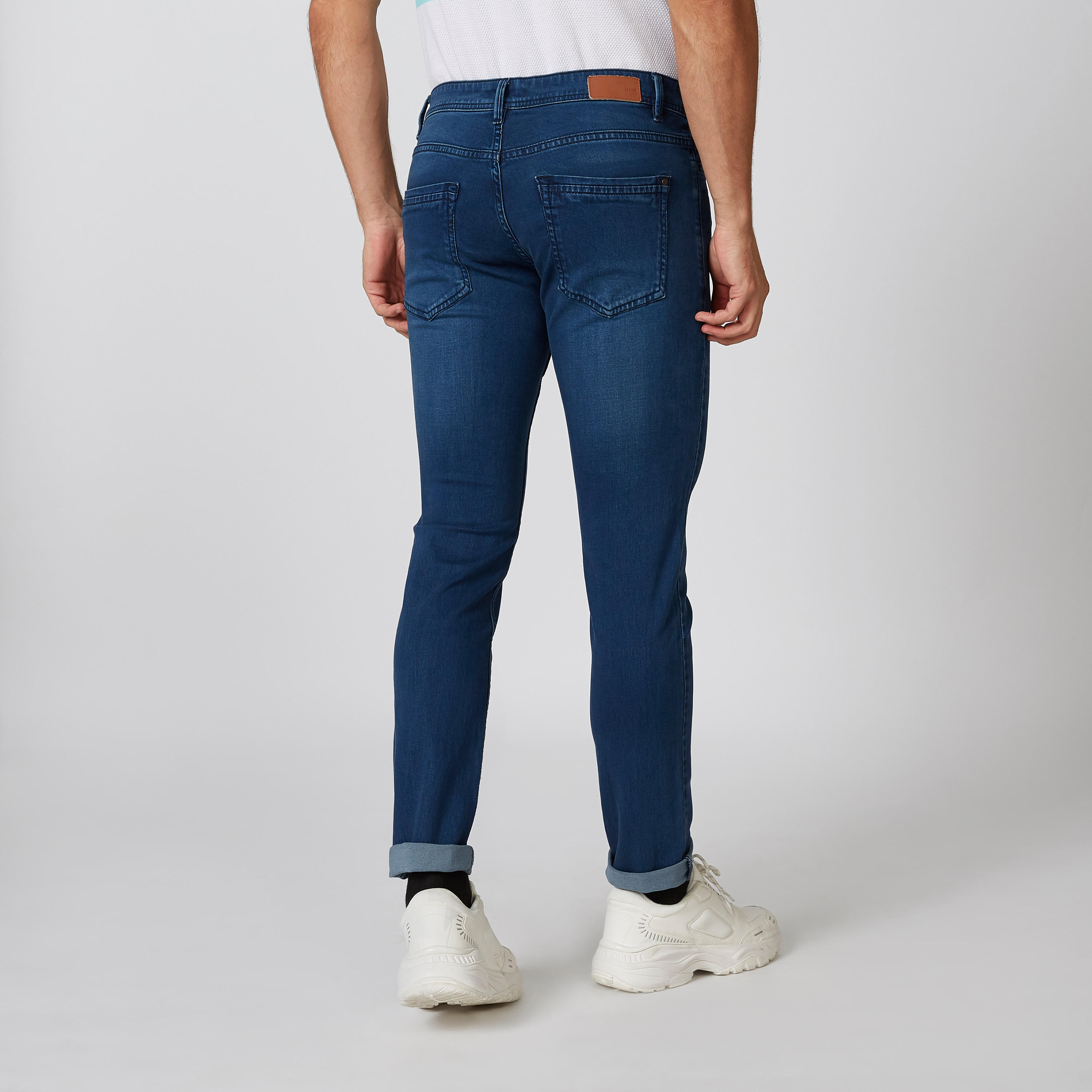 بنطلون جينز مستدام سليم سادة بخصر منخفض وحلقات حزام-men-clothing-bottoms-jeans-image-2