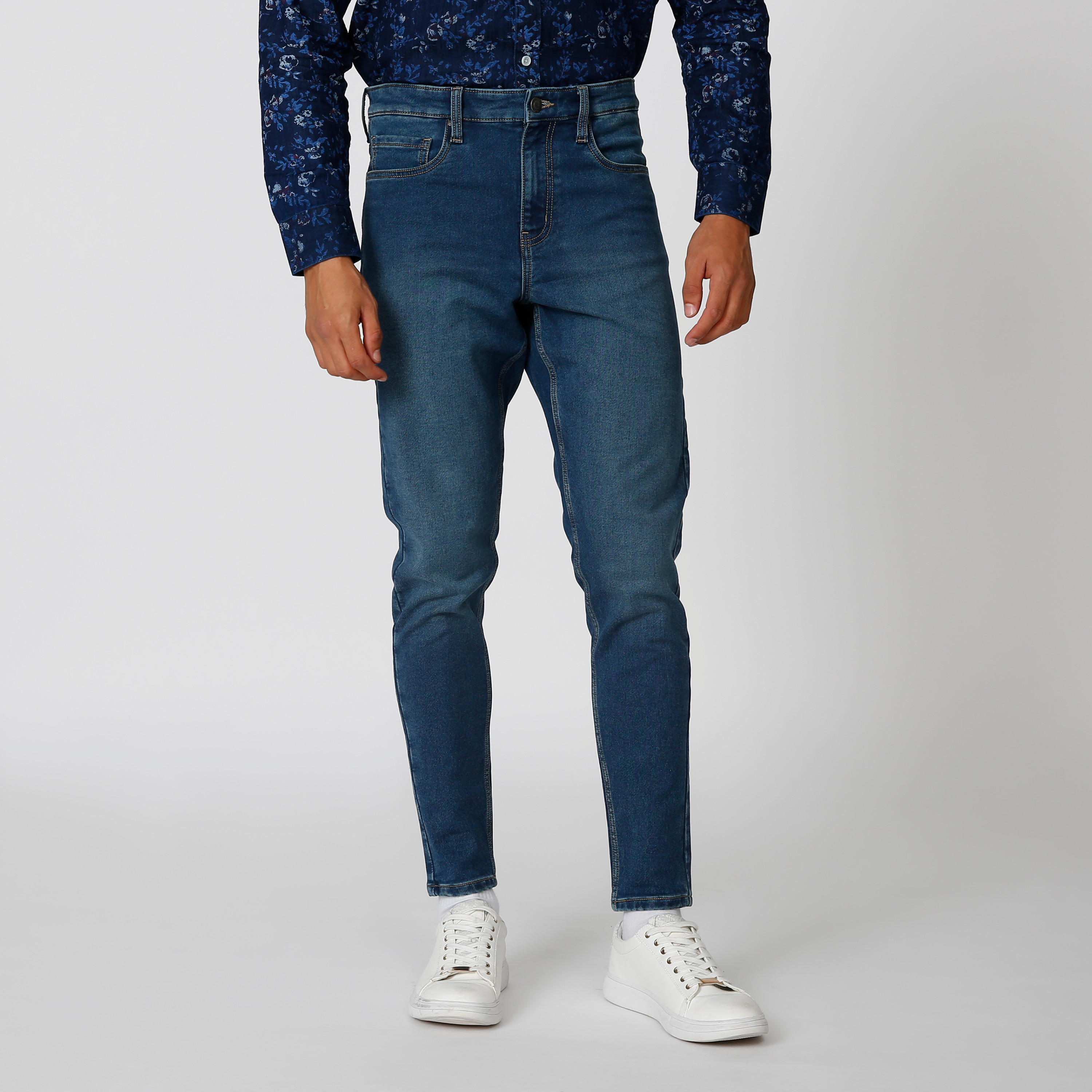 بنطلون جينز مستدام بقصّة جزرة وخصر متوسط الارتفاع وجيوب -men-clothing-bottoms-jeans-image-1