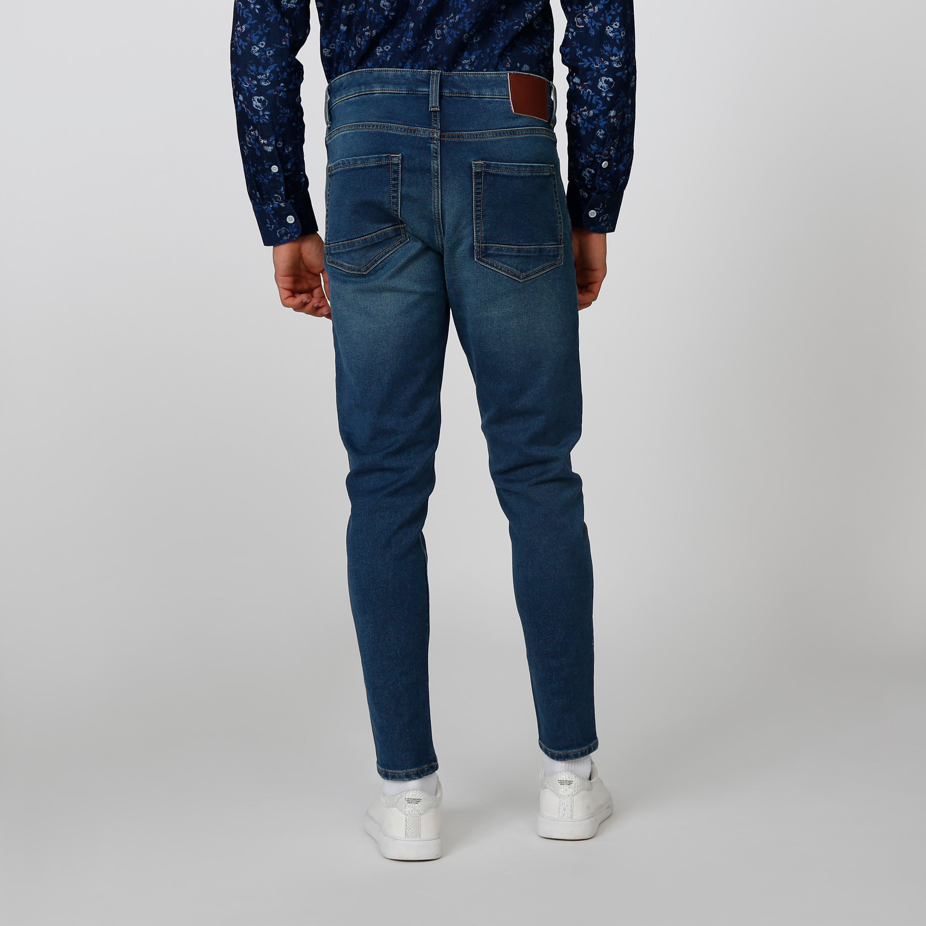 بنطلون جينز مستدام بقصّة جزرة وخصر متوسط الارتفاع وجيوب -men-clothing-bottoms-jeans-image-4