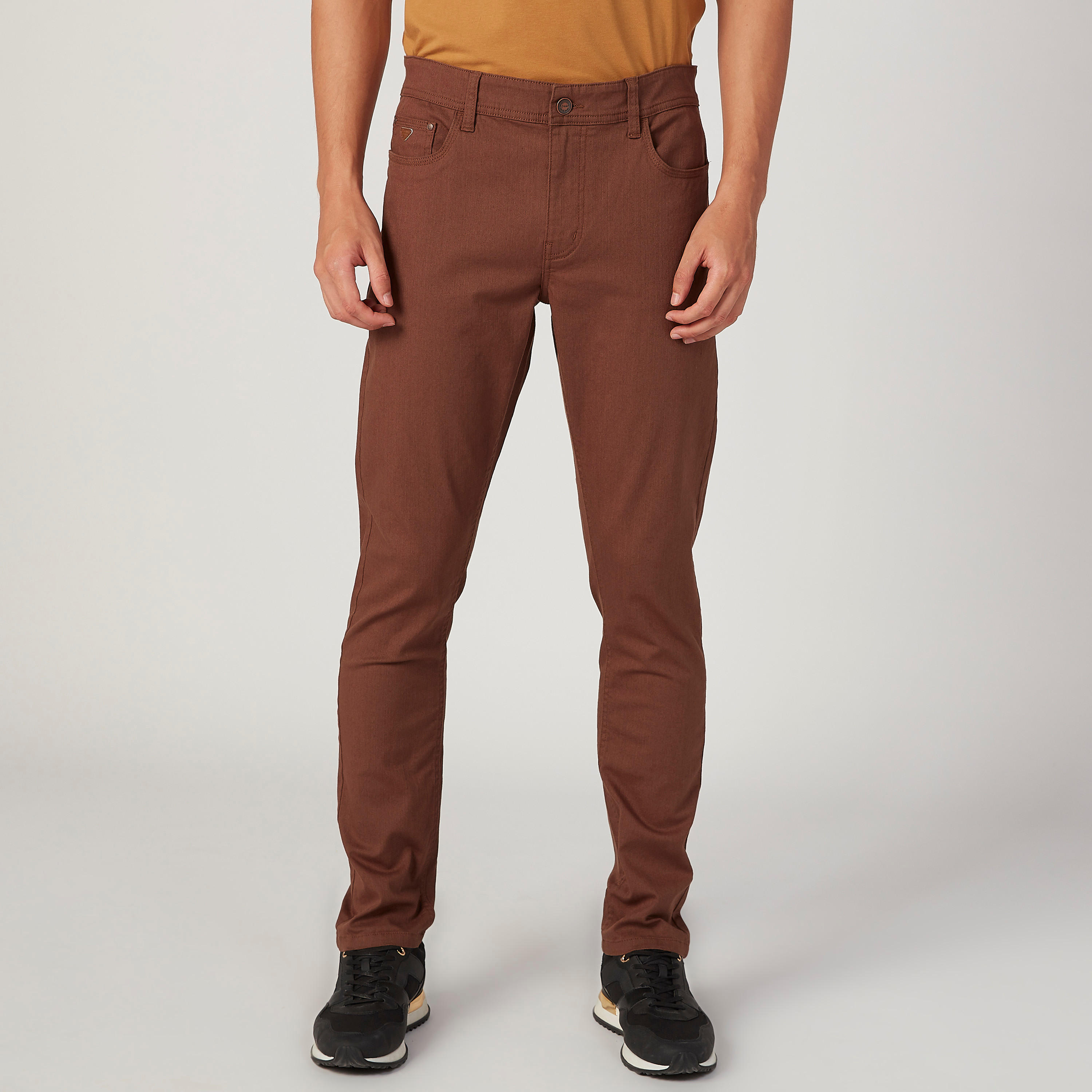 بنطلون جينز سادة بجيوب وحلقات للحزام-men-clothing-bottoms-jeans-image-1