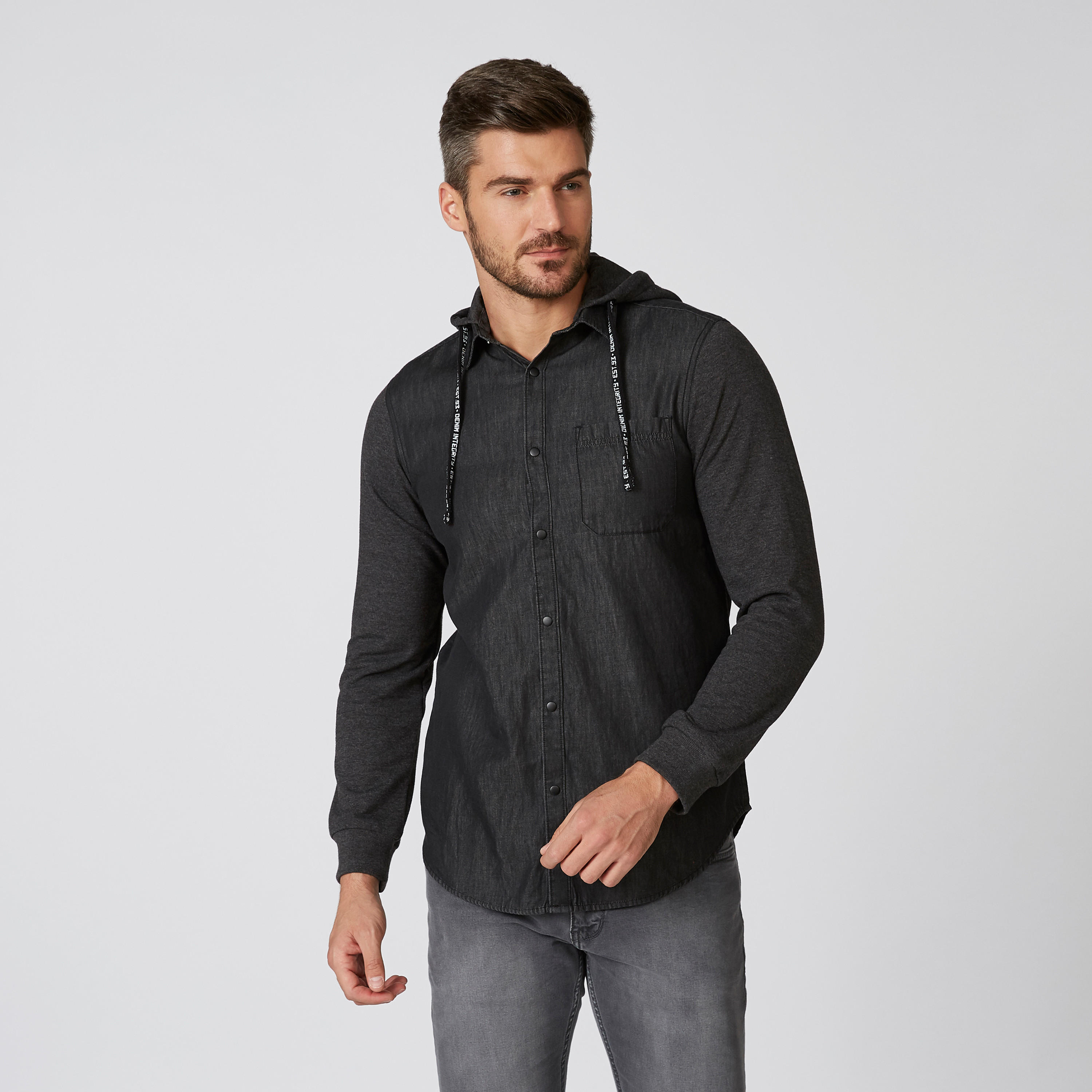 قميص بارز الملمس بقبّعة وأكمام طويلة-men-clothing-shirts-image-1