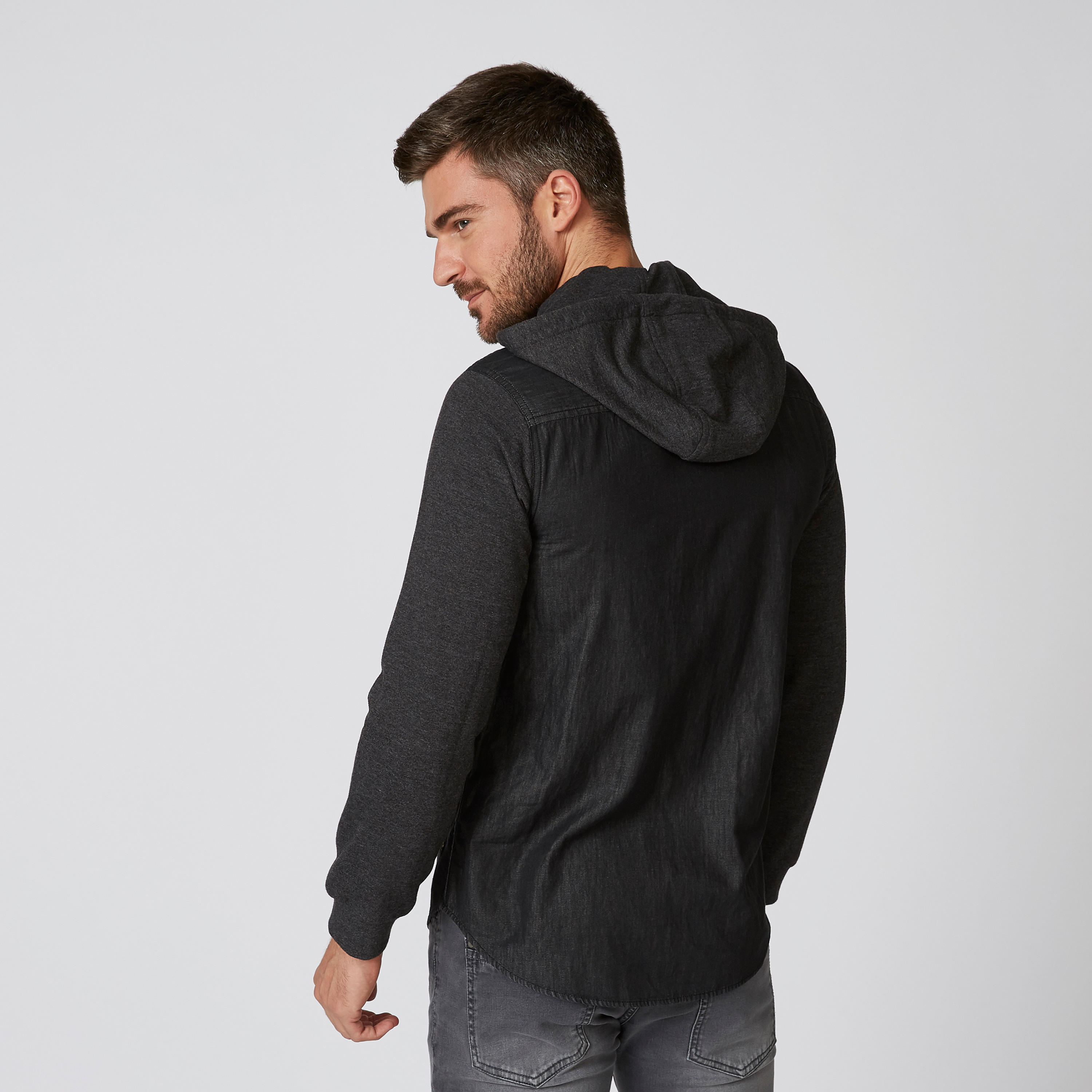 قميص بارز الملمس بقبّعة وأكمام طويلة-men-clothing-shirts-image-2