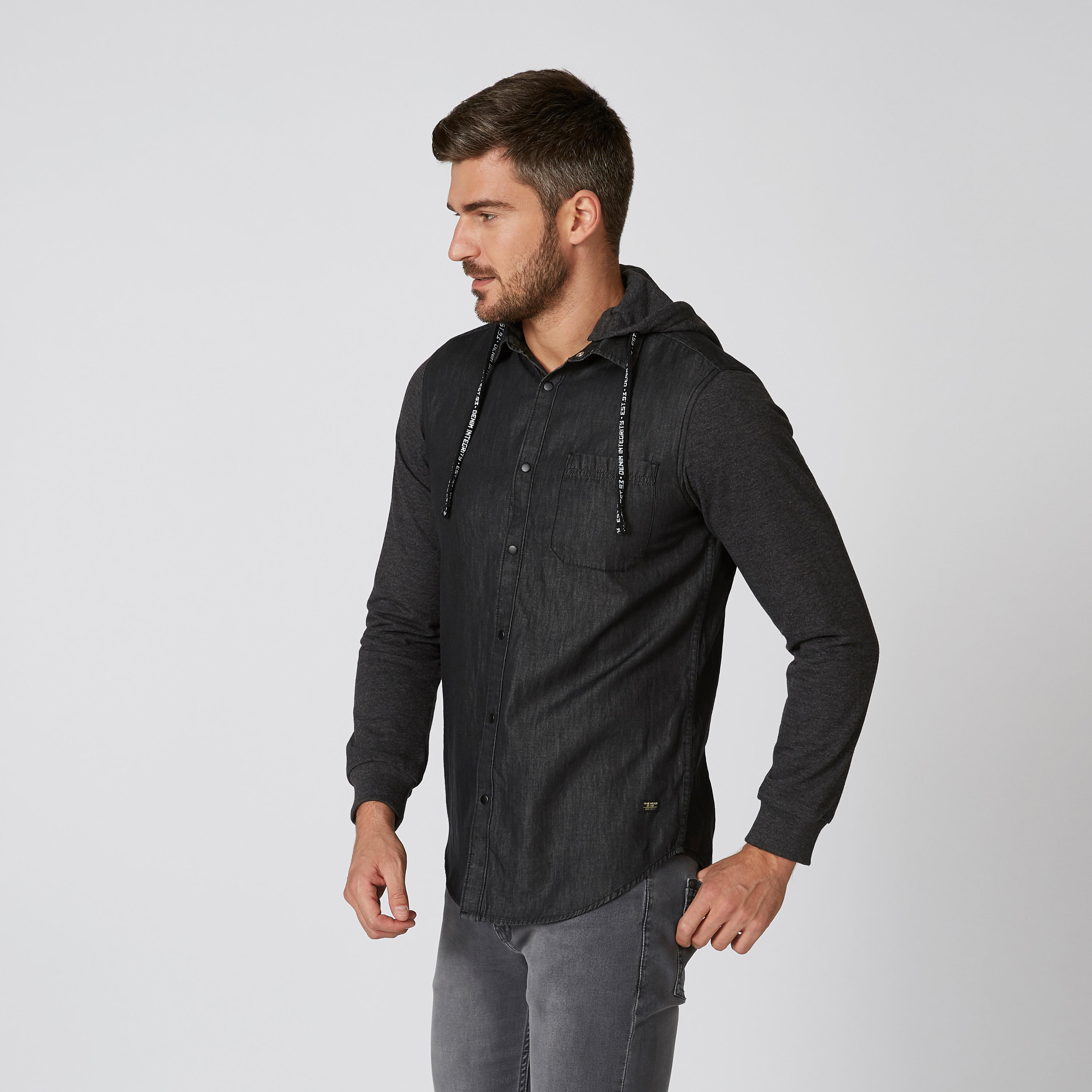 قميص بارز الملمس بقبّعة وأكمام طويلة-men-clothing-shirts-image-3