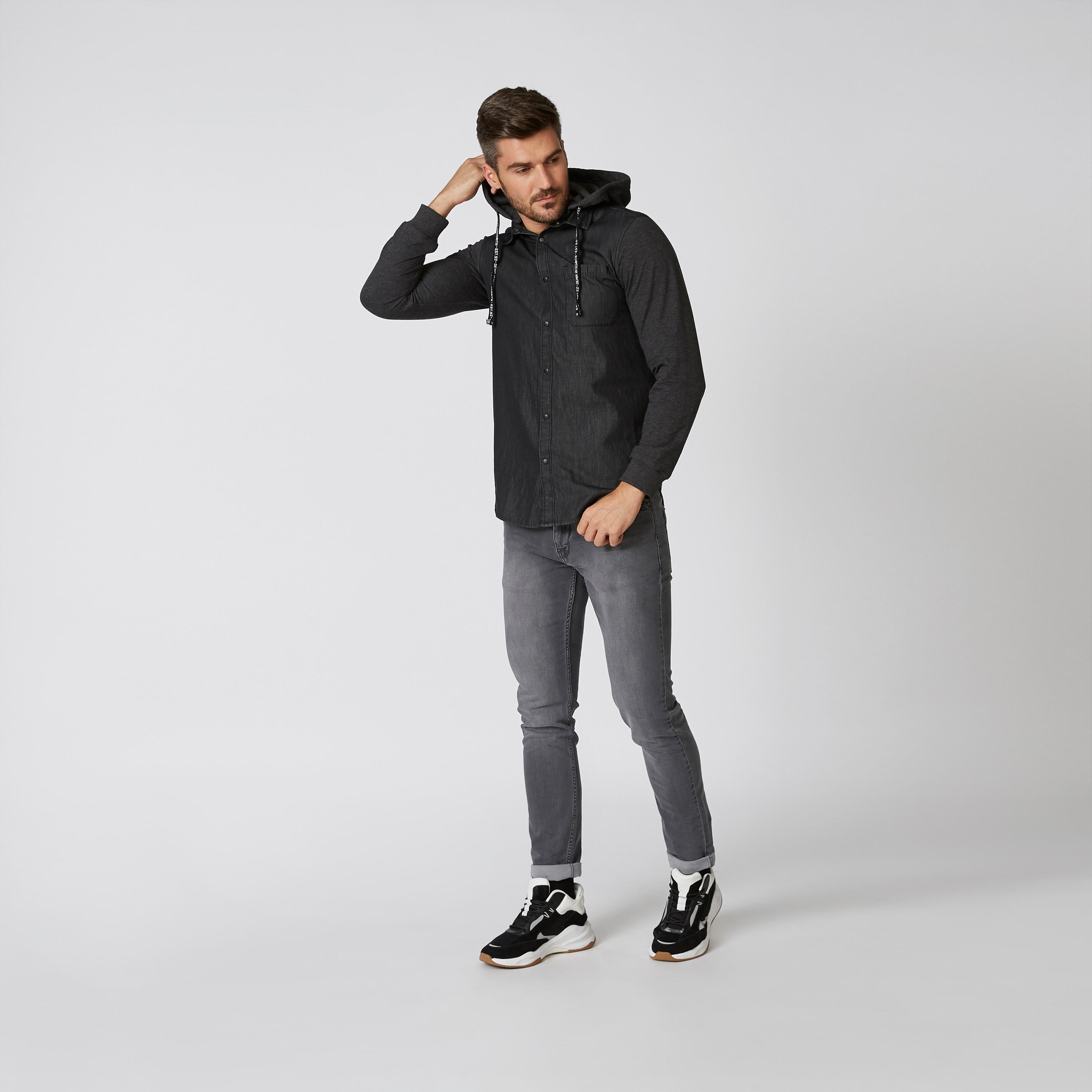 قميص بارز الملمس بقبّعة وأكمام طويلة-men-clothing-shirts-image-4