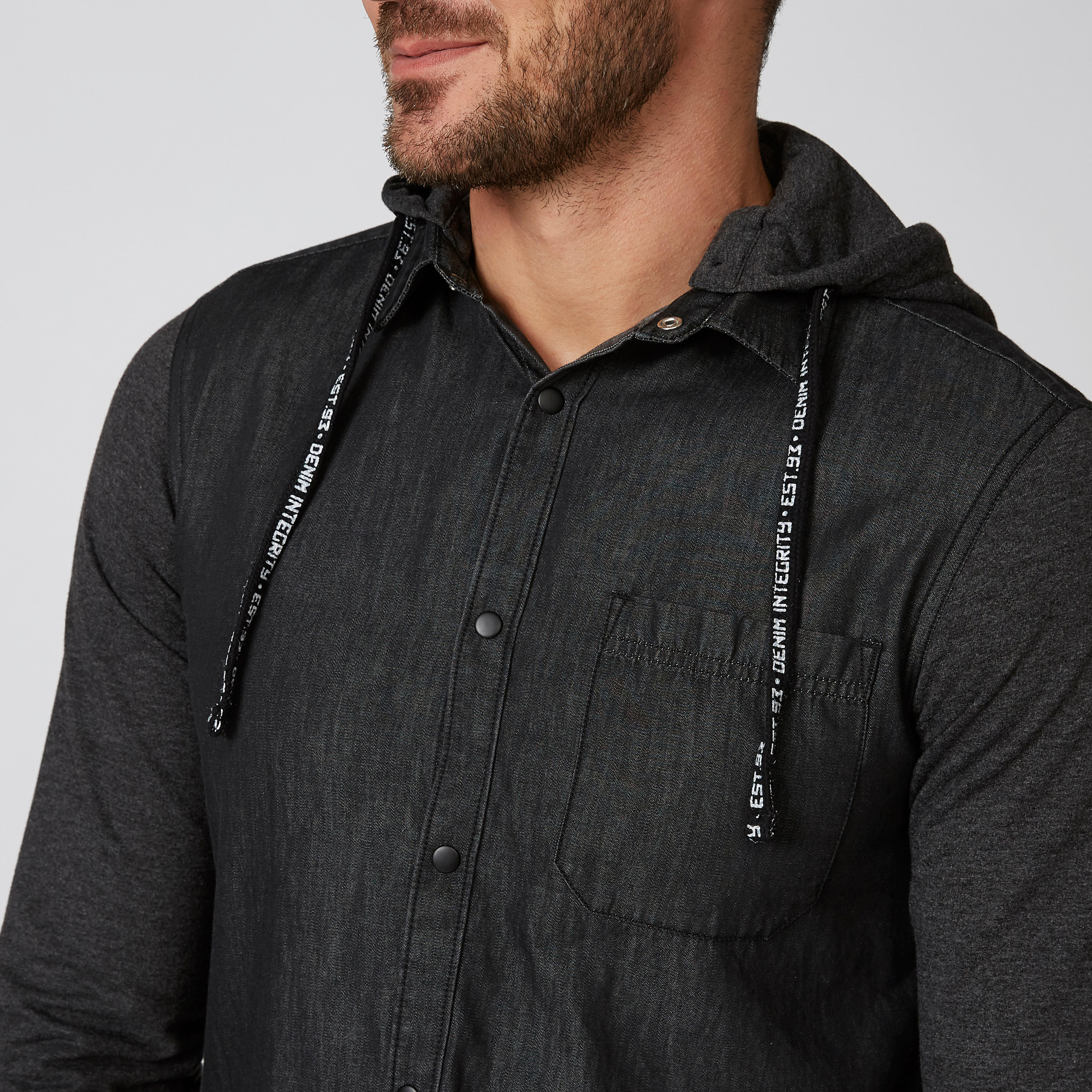 قميص بارز الملمس بقبّعة وأكمام طويلة-men-clothing-shirts-image-5