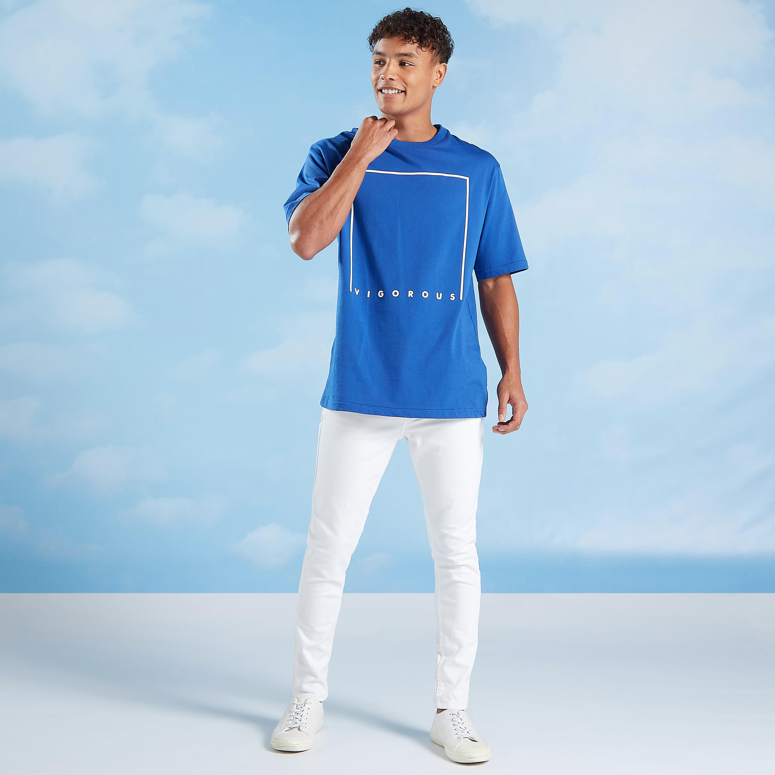 بنطلون جينز سادة بتفاصيل جيوب وعراوي-men-clothing-bottoms-jeans-image-2