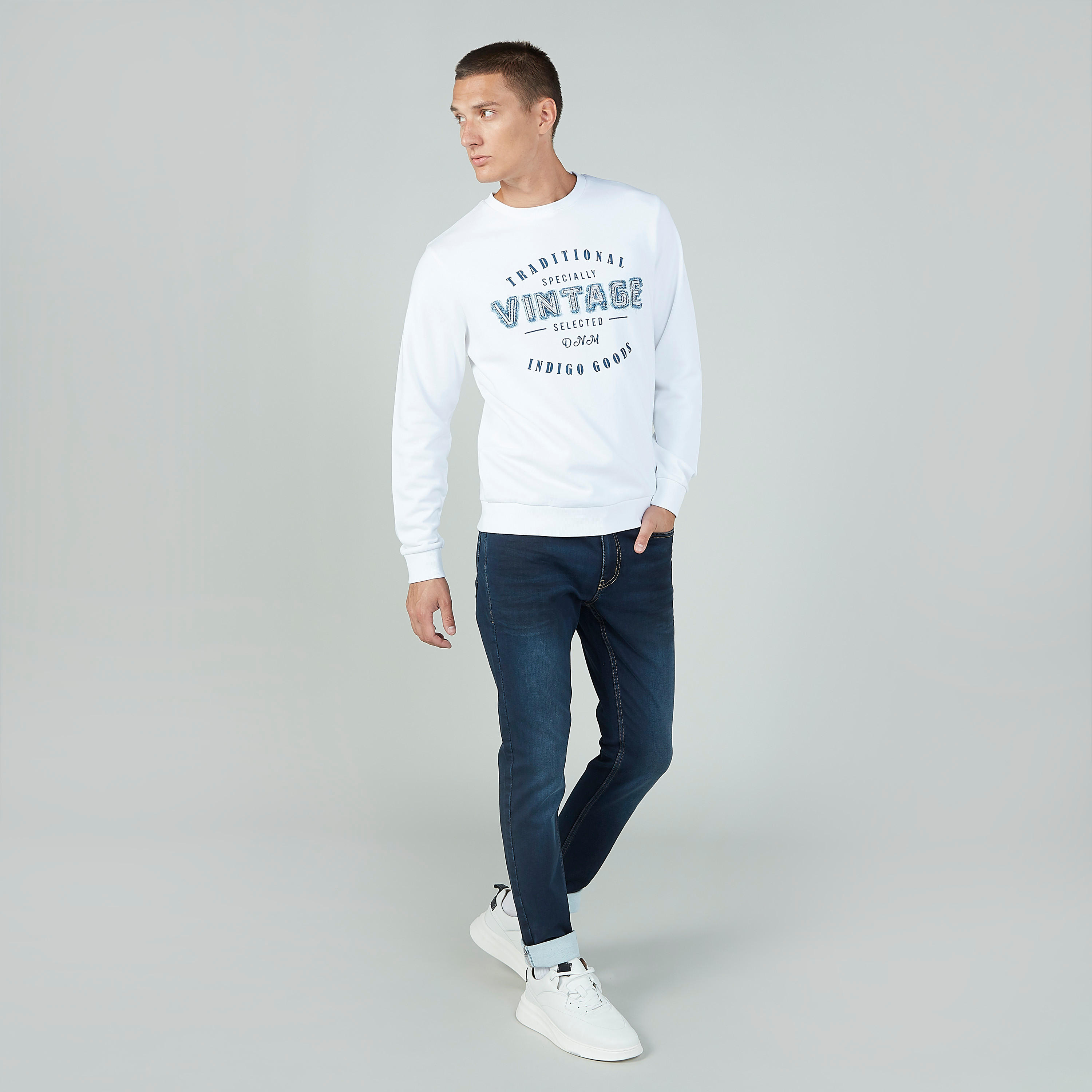 بنطلون جينز طويل بتفاصيل جيوب وحلقات للحزام-men-clothing-bottoms-jeans-image-2
