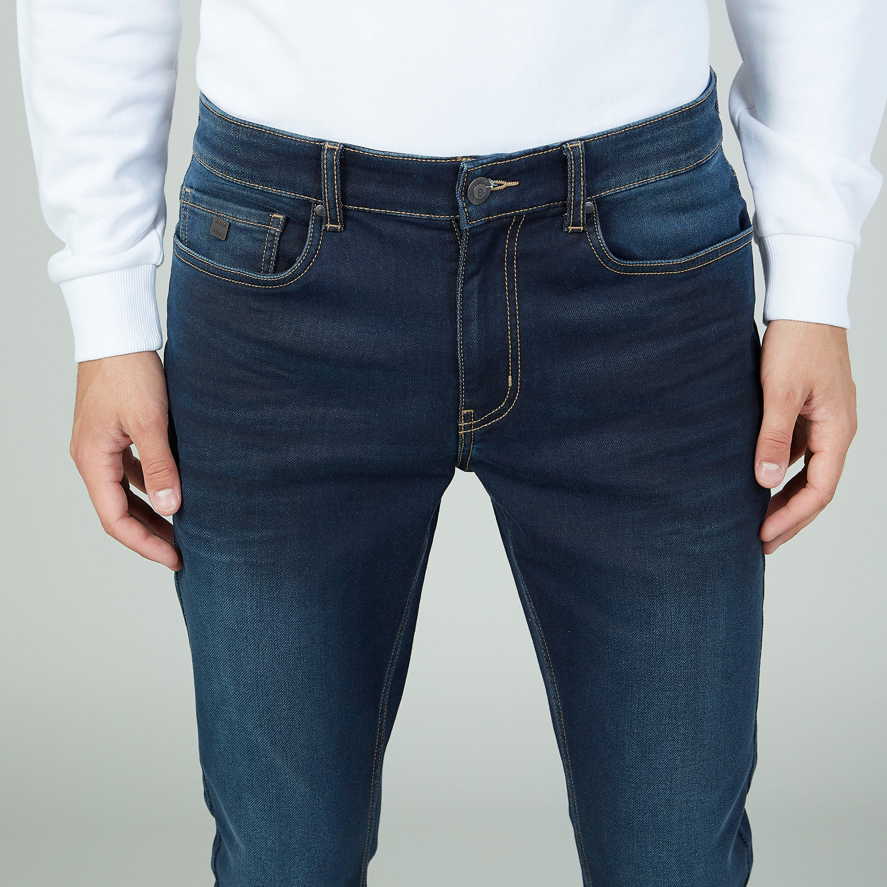 بنطلون جينز طويل بتفاصيل جيوب وحلقات للحزام-men-clothing-bottoms-jeans-image-4