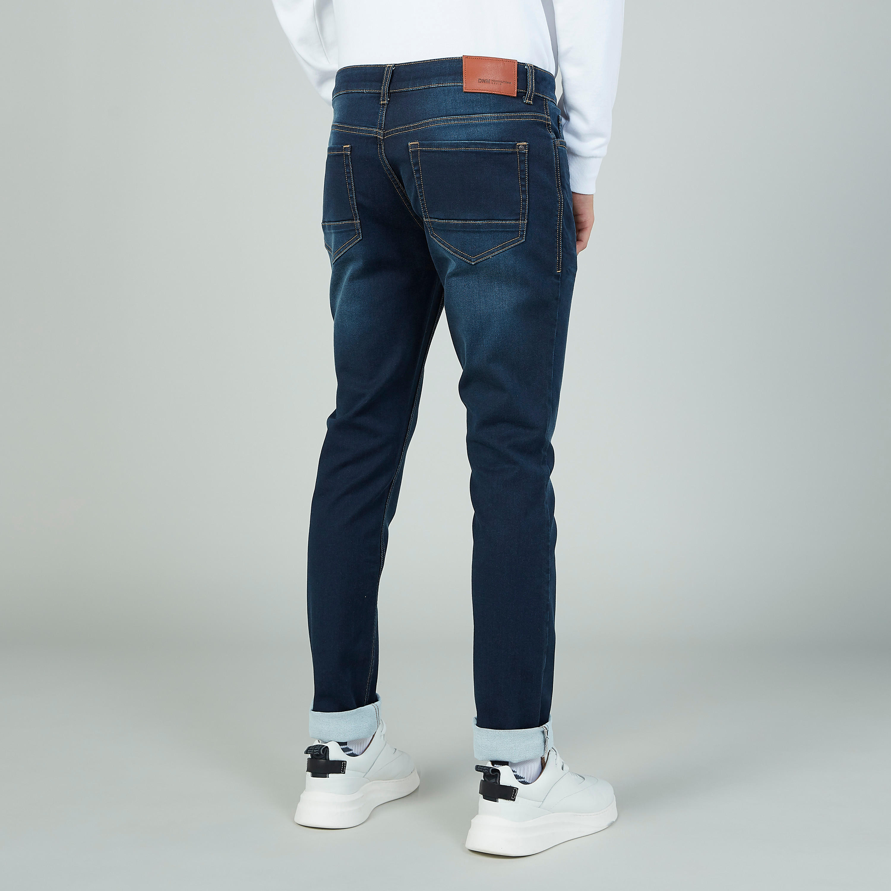 بنطلون جينز طويل بتفاصيل جيوب وحلقات للحزام-men-clothing-bottoms-jeans-image-5