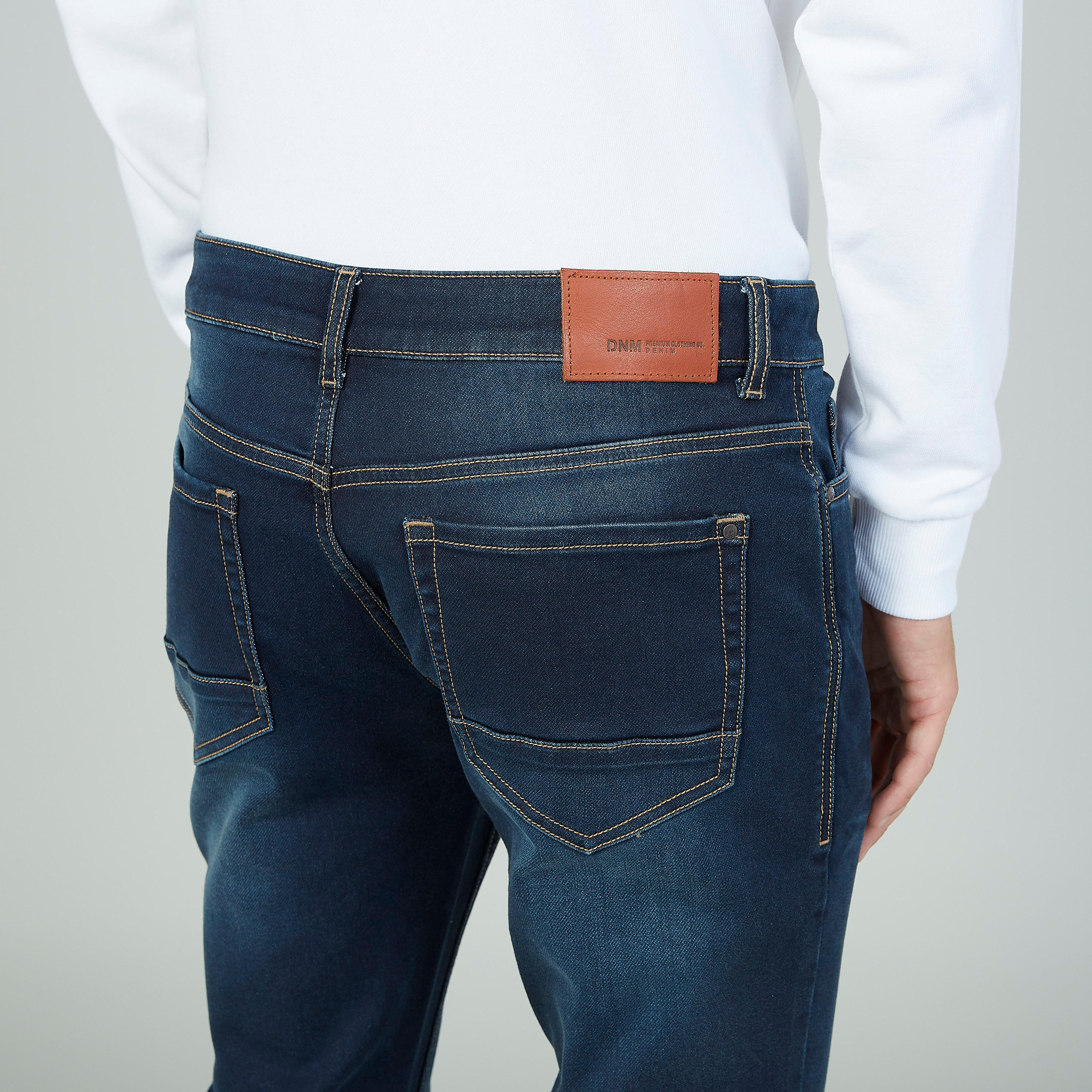 بنطلون جينز طويل بتفاصيل جيوب وحلقات للحزام-men-clothing-bottoms-jeans-image-6
