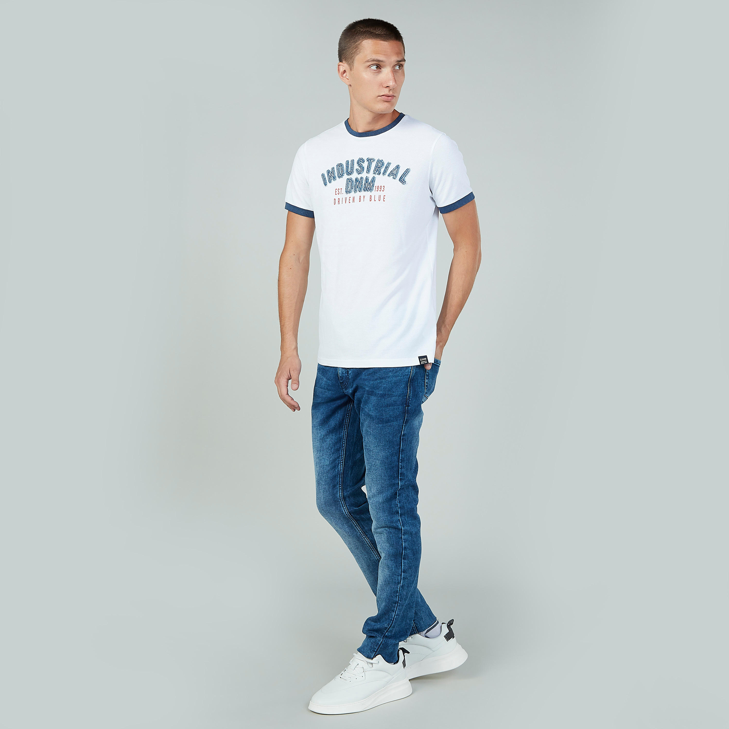 بنطلون جينز طويل بارز الملمس بجيوب وحلقات للحزام-men-clothing-bottoms-jeans-image-2