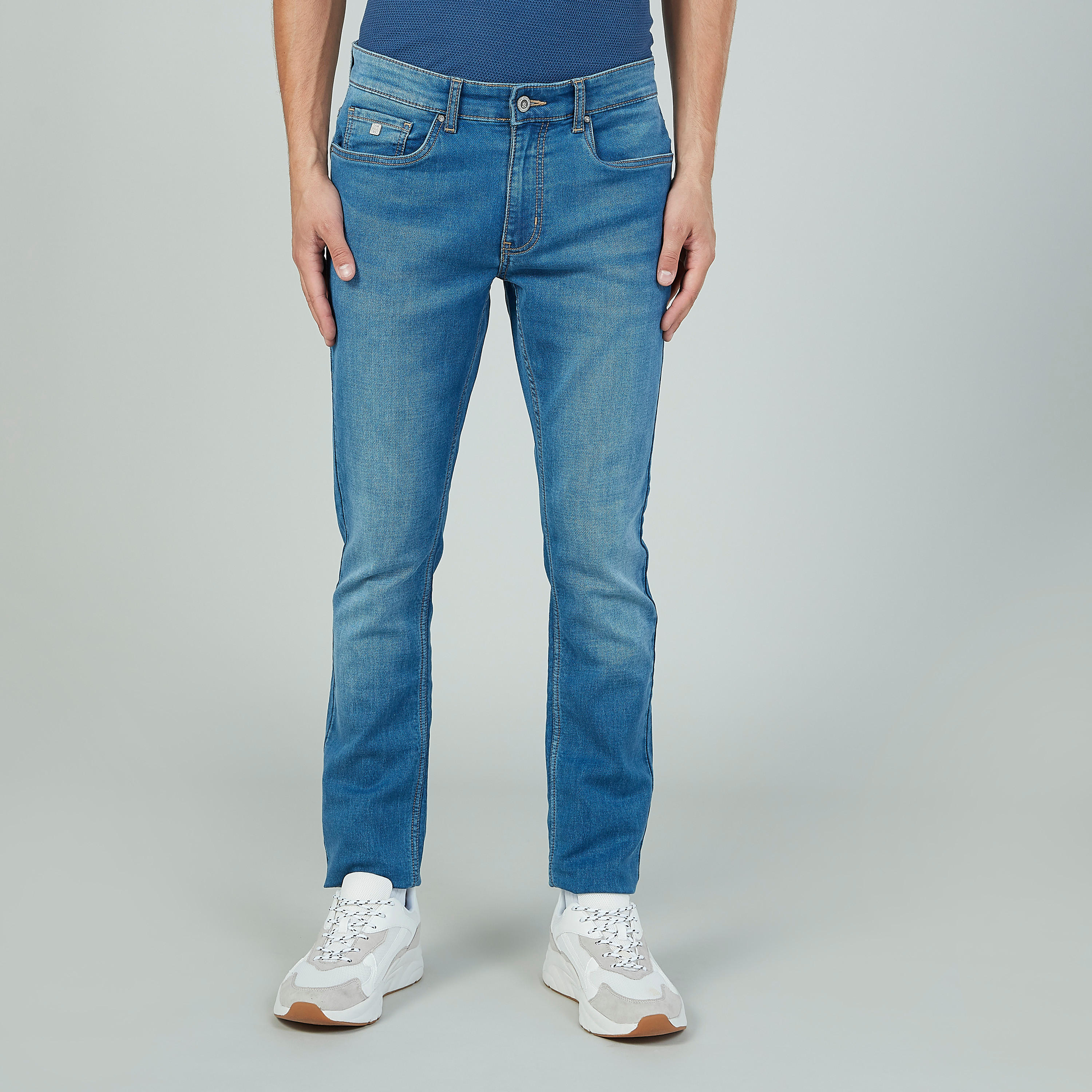 بنطلون جينز طويل بتفاصيل جيوب وحلقات للحزام-men-clothing-bottoms-jeans-image-1