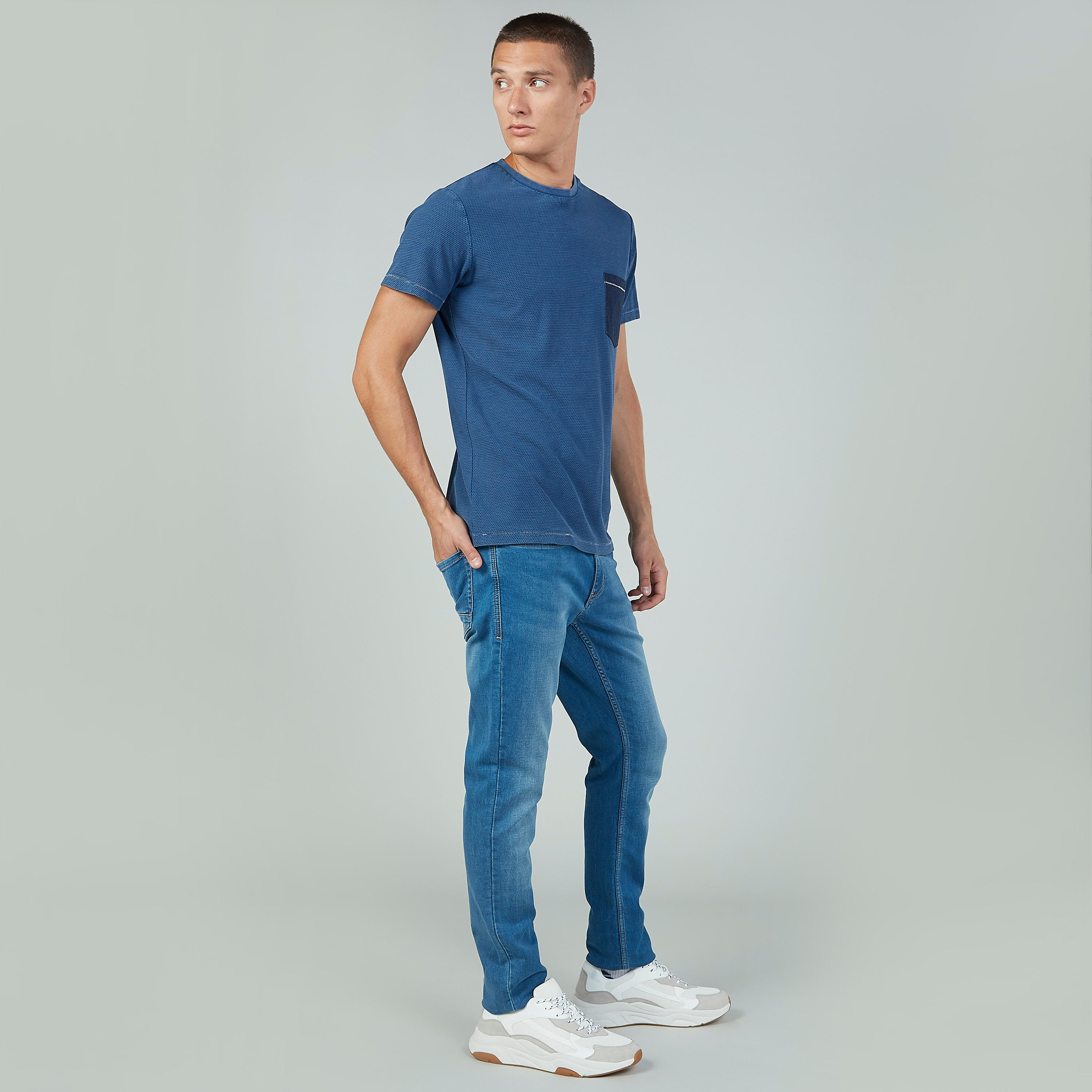 بنطلون جينز طويل بتفاصيل جيوب وحلقات للحزام-men-clothing-bottoms-jeans-image-2