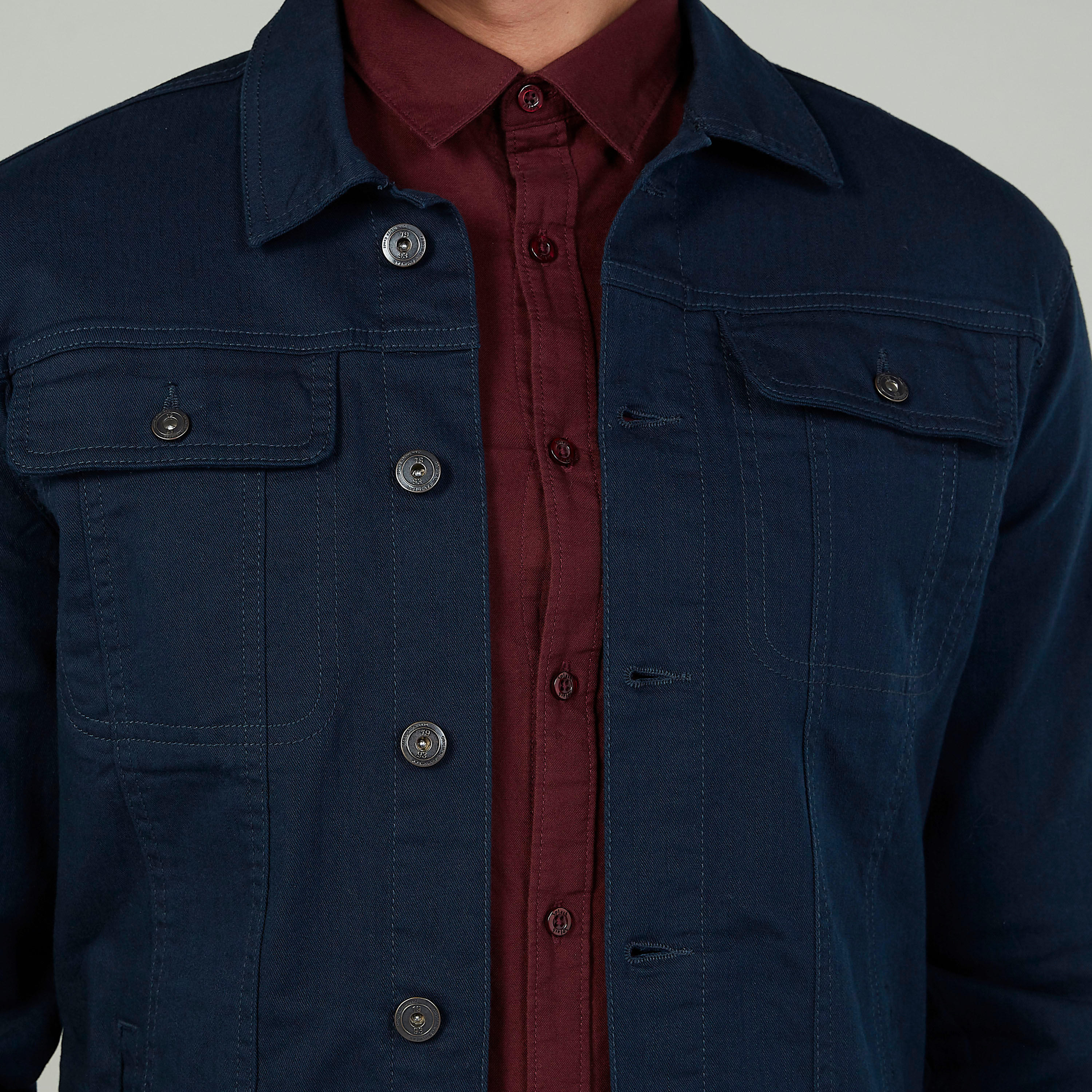 جاكيت دينم بارز الملمس بأكمام طويلة وجيوب بطيّة-men-clothing-jacketsandblazers-jackets-image-3