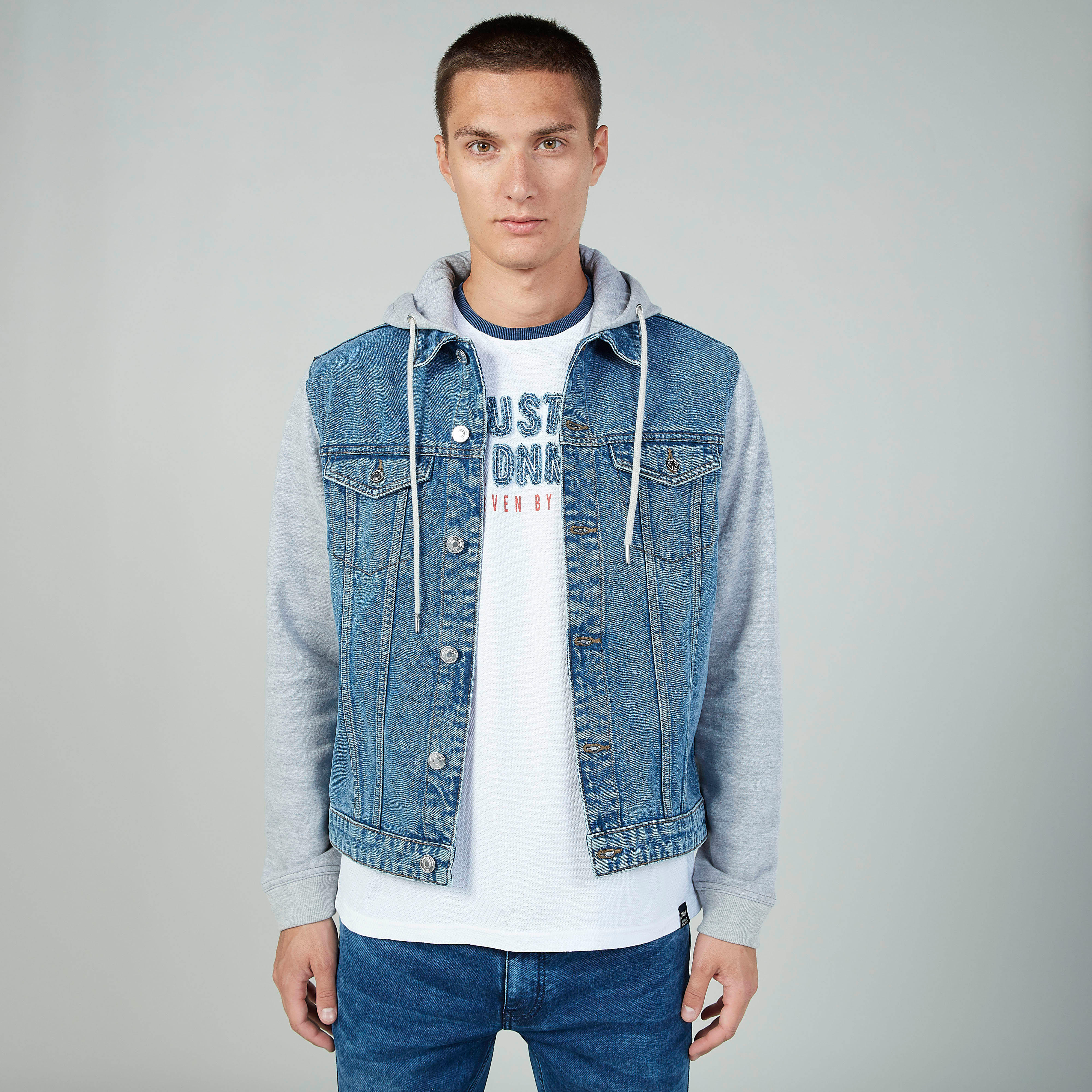 جاكيت دنيم بأكمام طويلة  وقبعة وجيوب بطيّة-men-clothing-jacketsandblazers-jackets-image-1