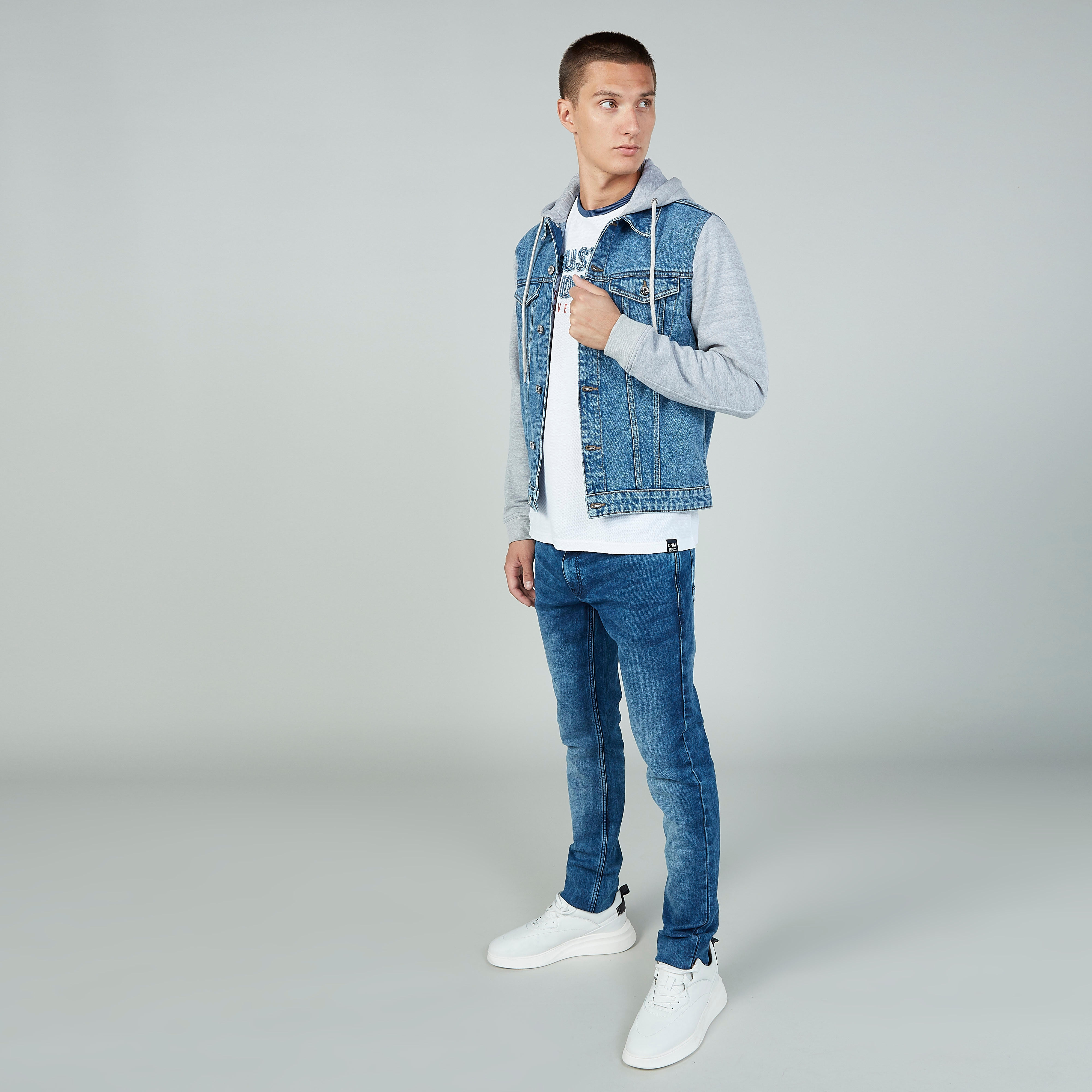 جاكيت دنيم بأكمام طويلة  وقبعة وجيوب بطيّة-men-clothing-jacketsandblazers-jackets-image-2