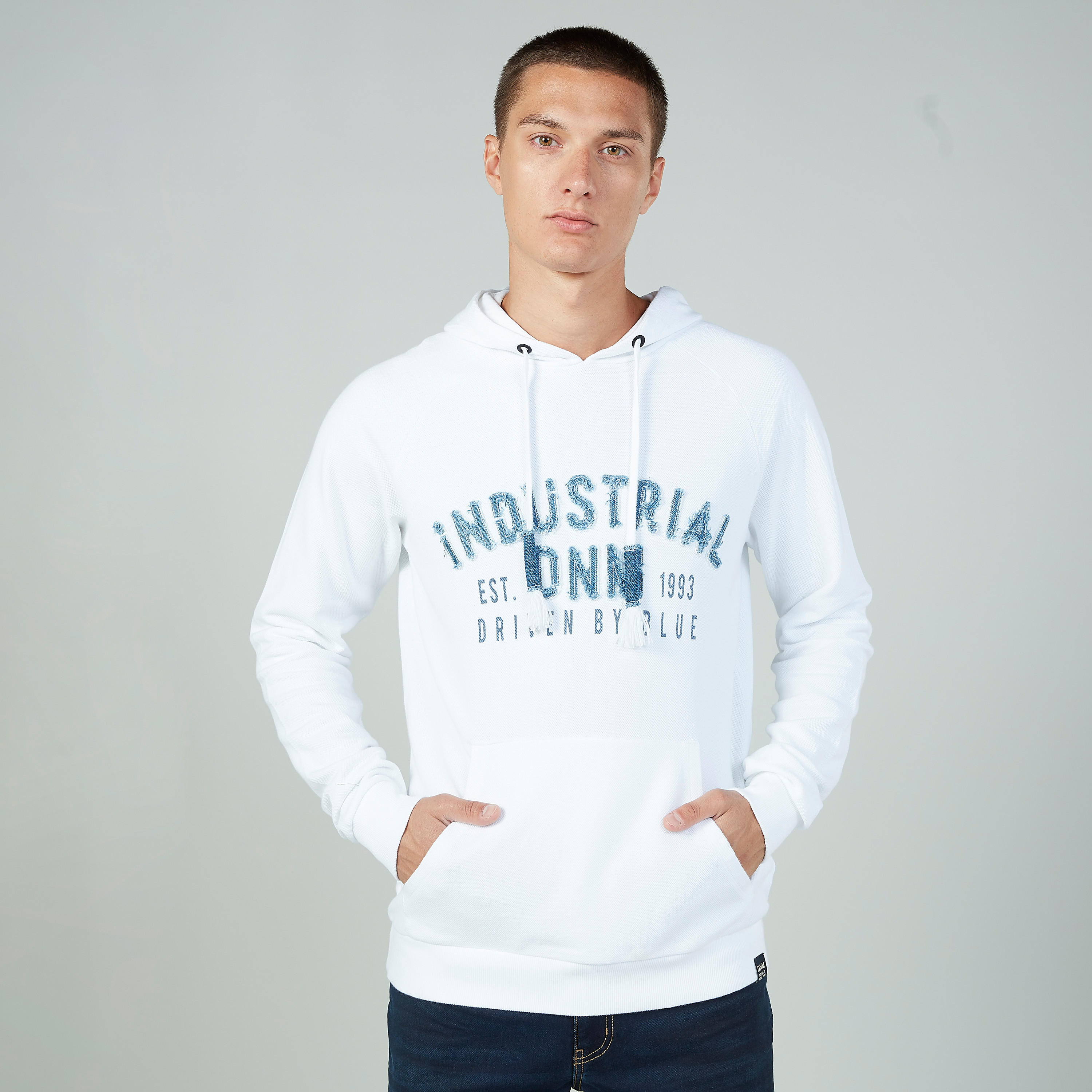 هودي سليم بأكمام طويلة وجيوب كانغارو طبعات-men-winterwear-hoodiesandsweatshirts-image-1
