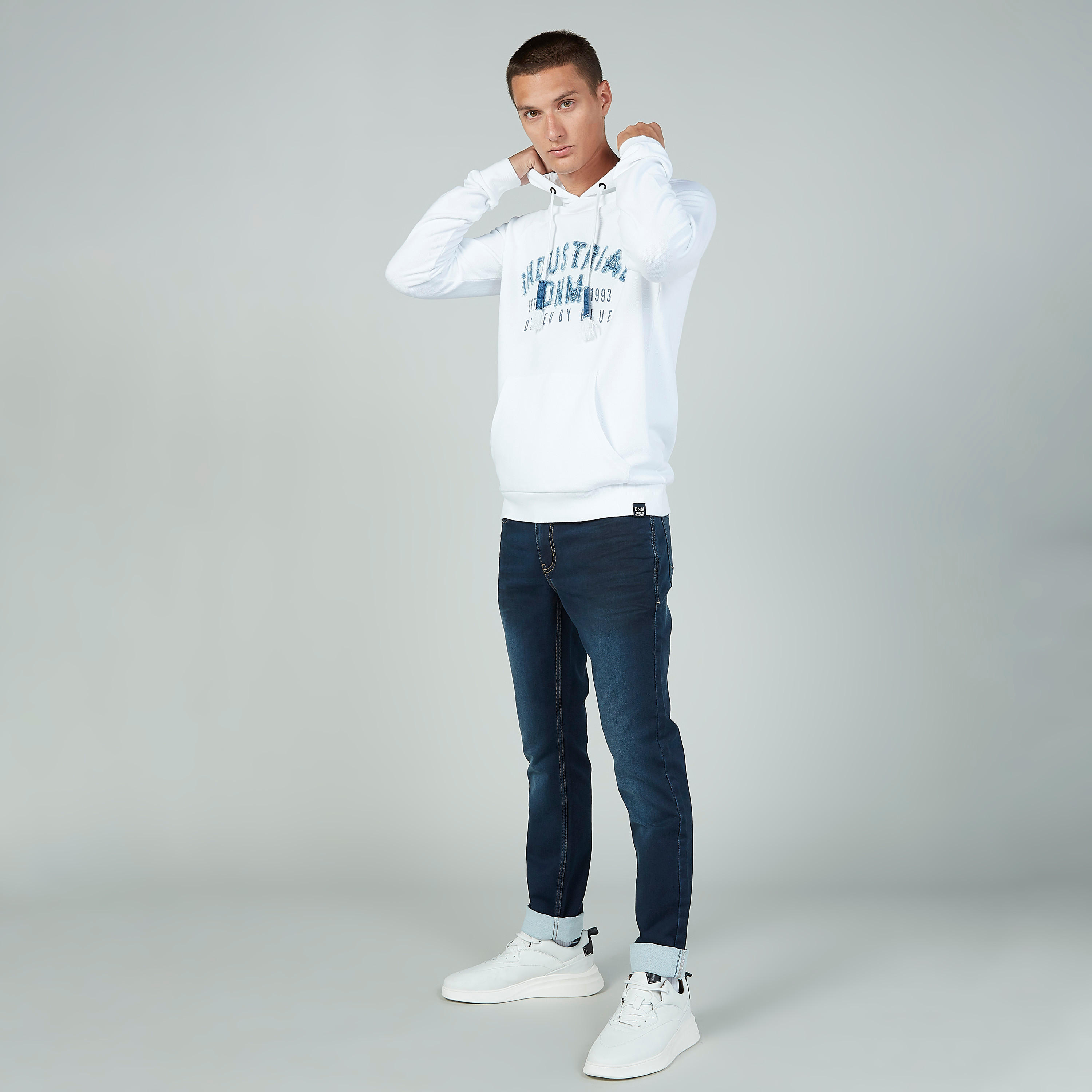 هودي سليم بأكمام طويلة وجيوب كانغارو طبعات-men-winterwear-hoodiesandsweatshirts-image-2