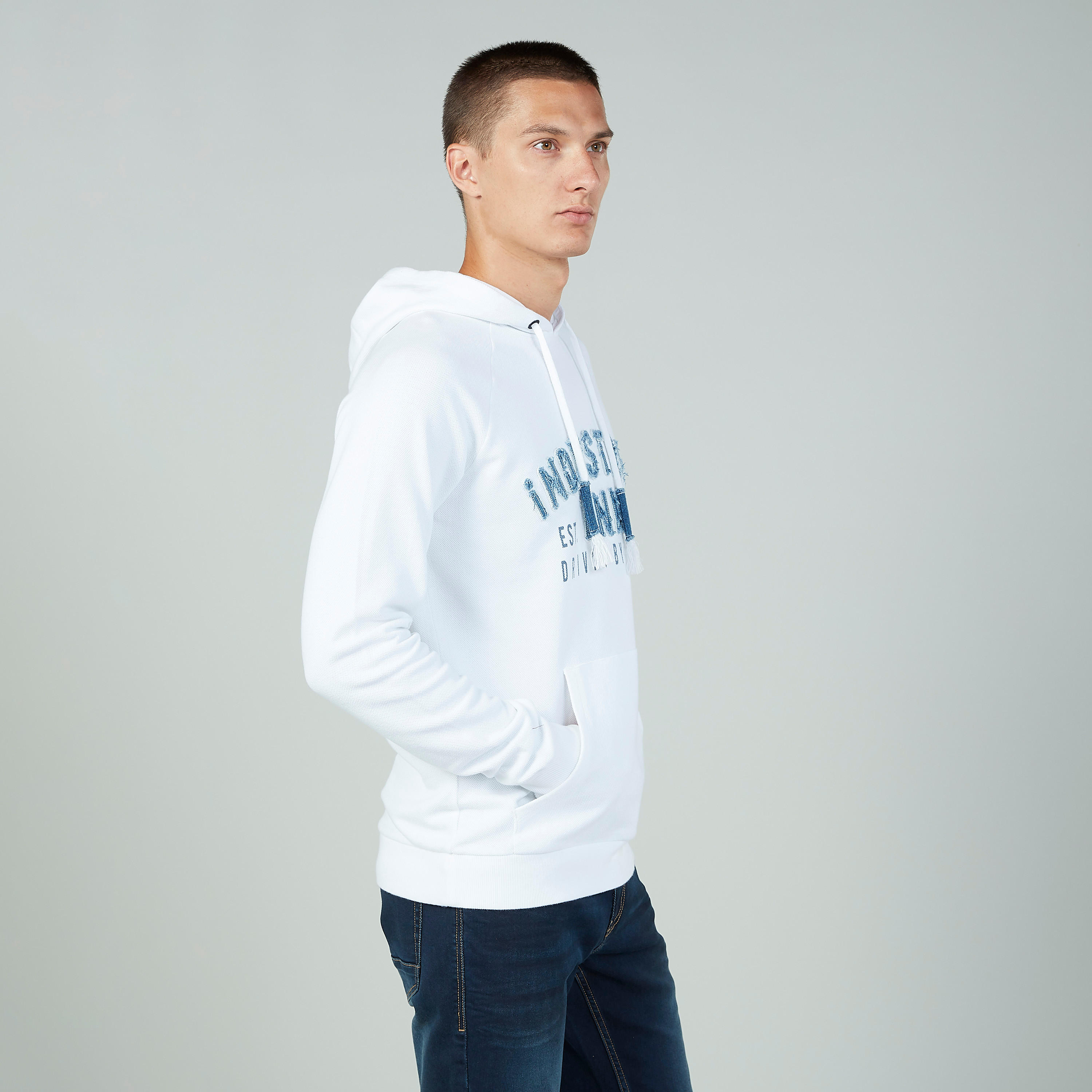 هودي سليم بأكمام طويلة وجيوب كانغارو طبعات-men-winterwear-hoodiesandsweatshirts-image-3