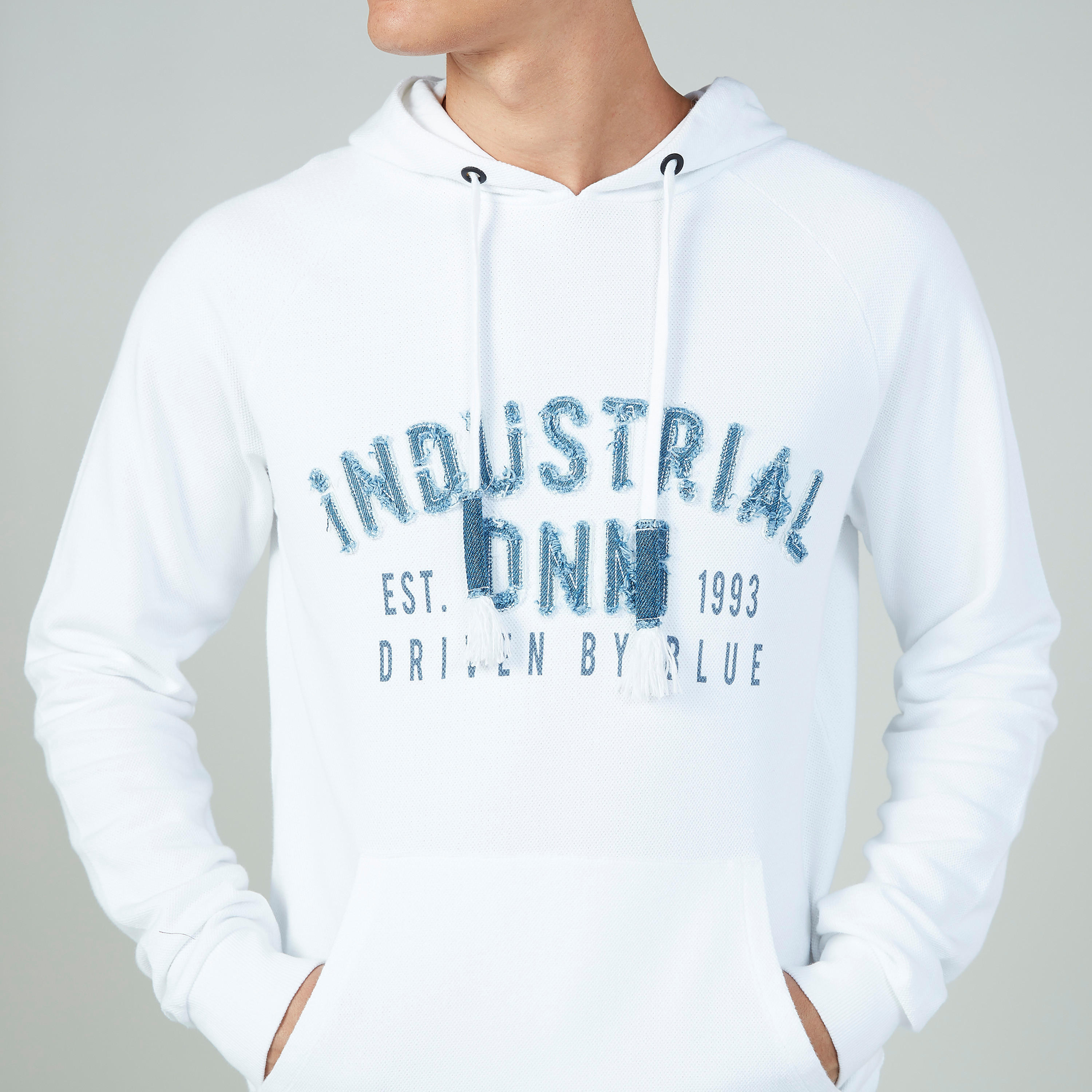 هودي سليم بأكمام طويلة وجيوب كانغارو طبعات-men-winterwear-hoodiesandsweatshirts-image-4
