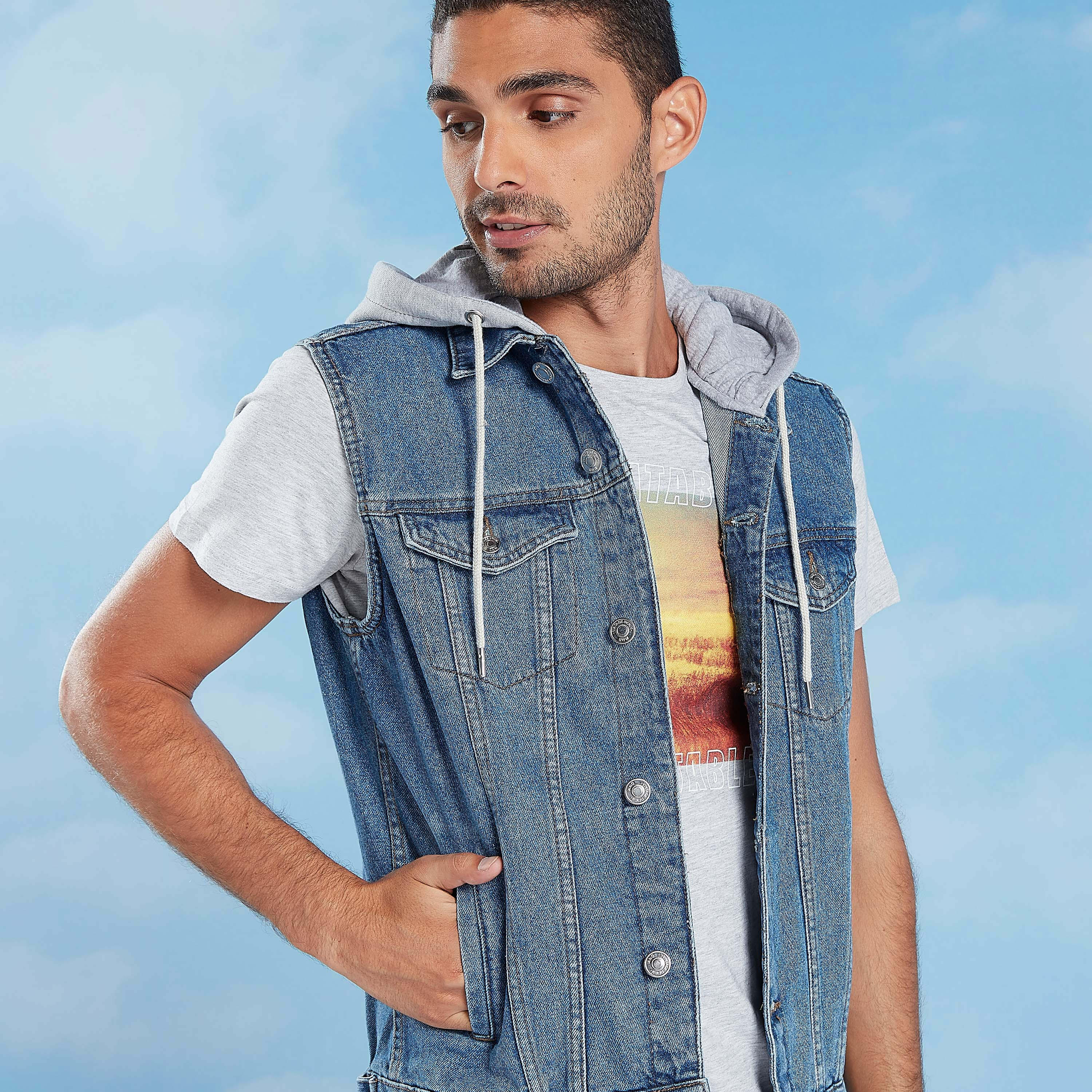 جاكيت دينم سادة دون أكمام بقبّعة وجيوب بطيّة-men-clothing-jacketsandblazers-jackets-image-1