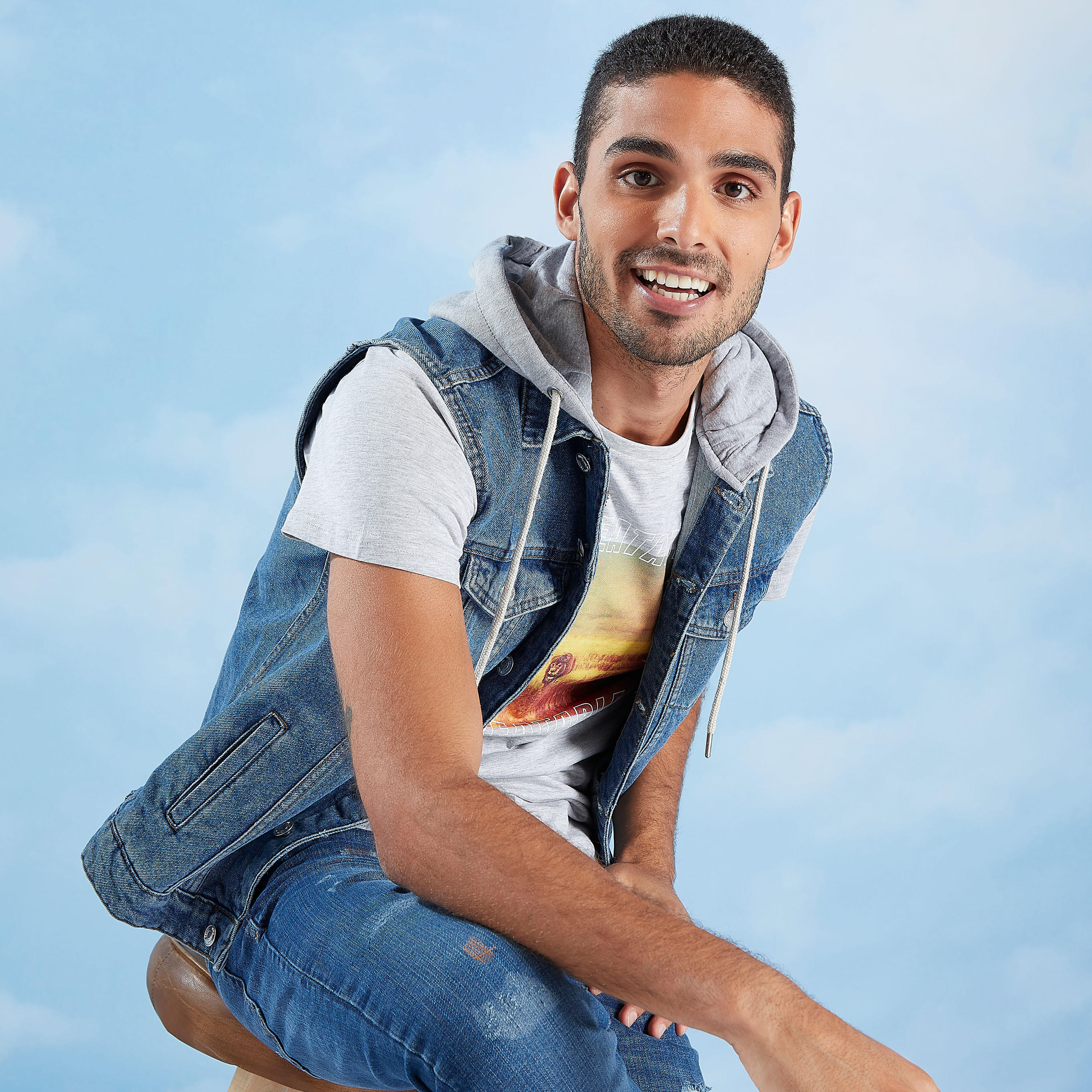 جاكيت دينم سادة دون أكمام بقبّعة وجيوب بطيّة-men-clothing-jacketsandblazers-jackets-image-2