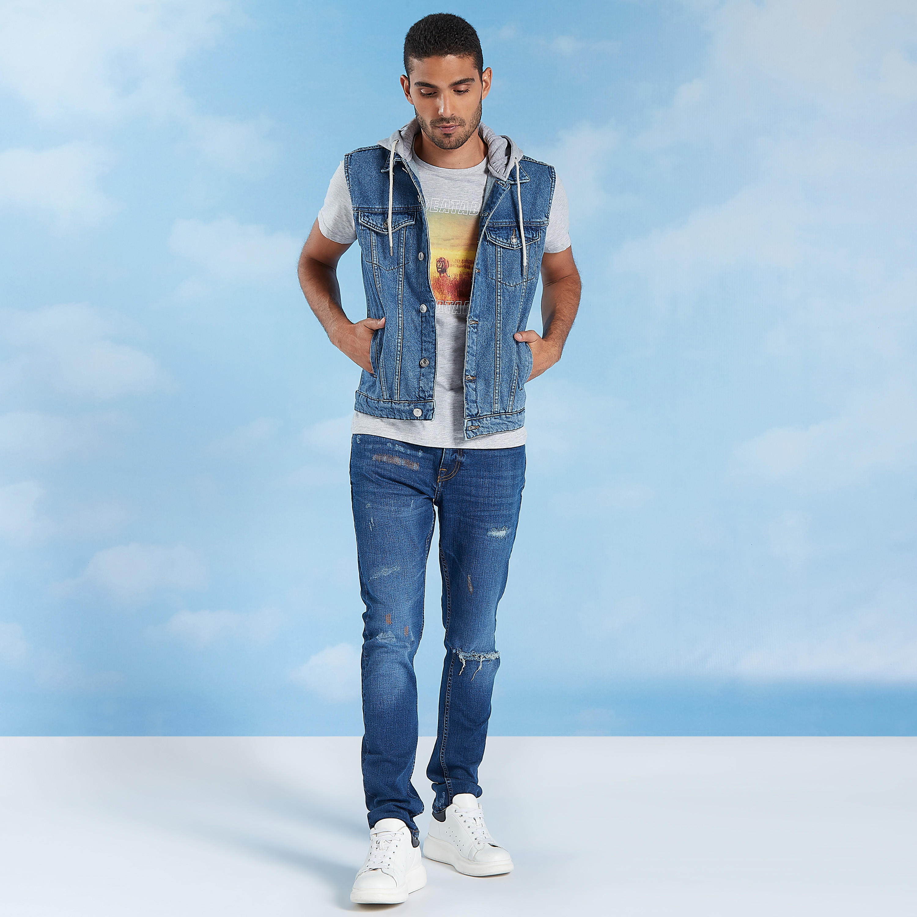 جاكيت دينم سادة دون أكمام بقبّعة وجيوب بطيّة-men-clothing-jacketsandblazers-jackets-image-3