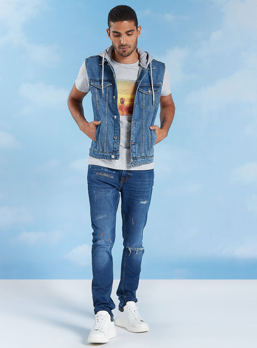 جاكيت دينم سادة دون أكمام بقبّعة وجيوب بطيّة-men-clothing-jacketsandblazers-jackets-image-3