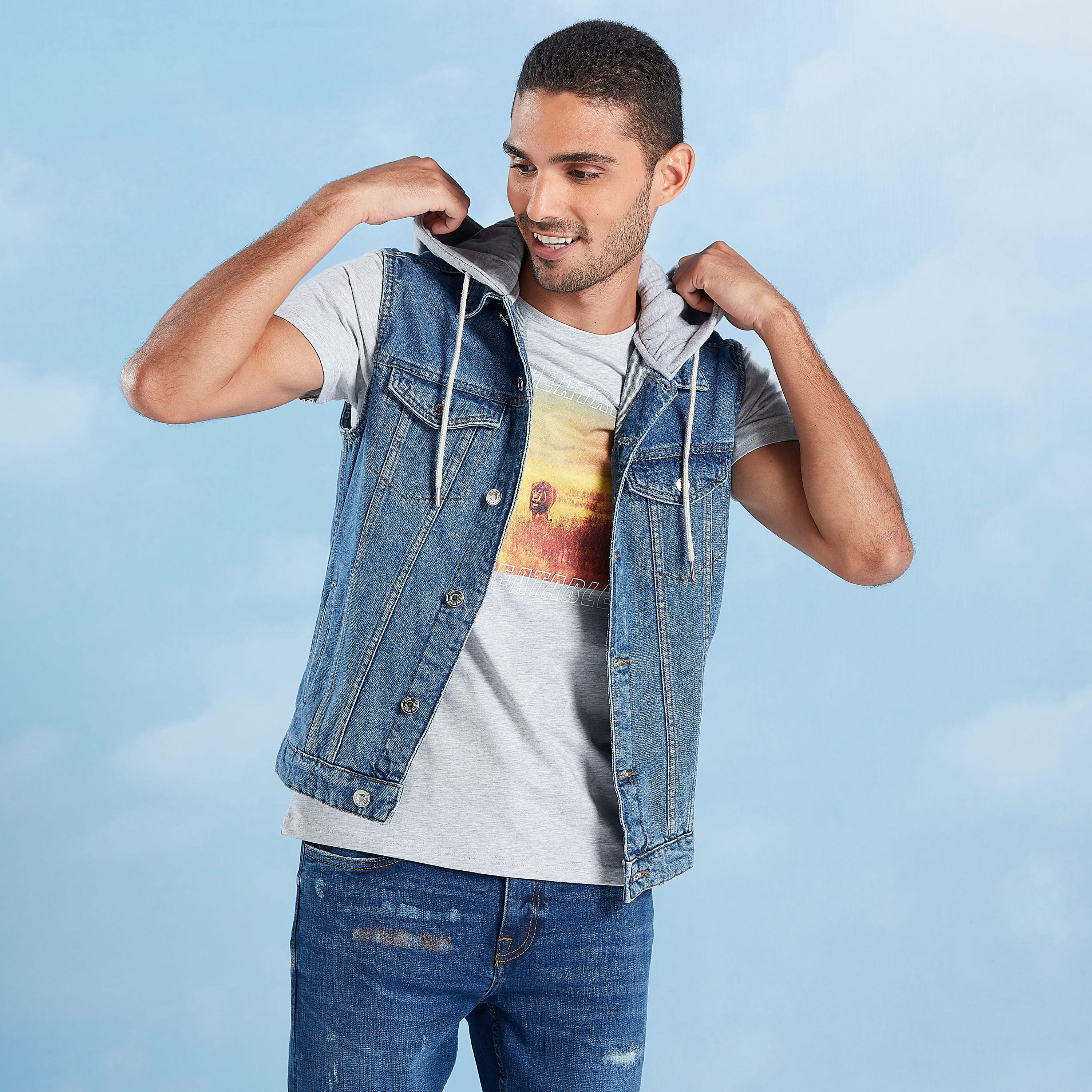 جاكيت دينم سادة دون أكمام بقبّعة وجيوب بطيّة-men-clothing-jacketsandblazers-jackets-image-4