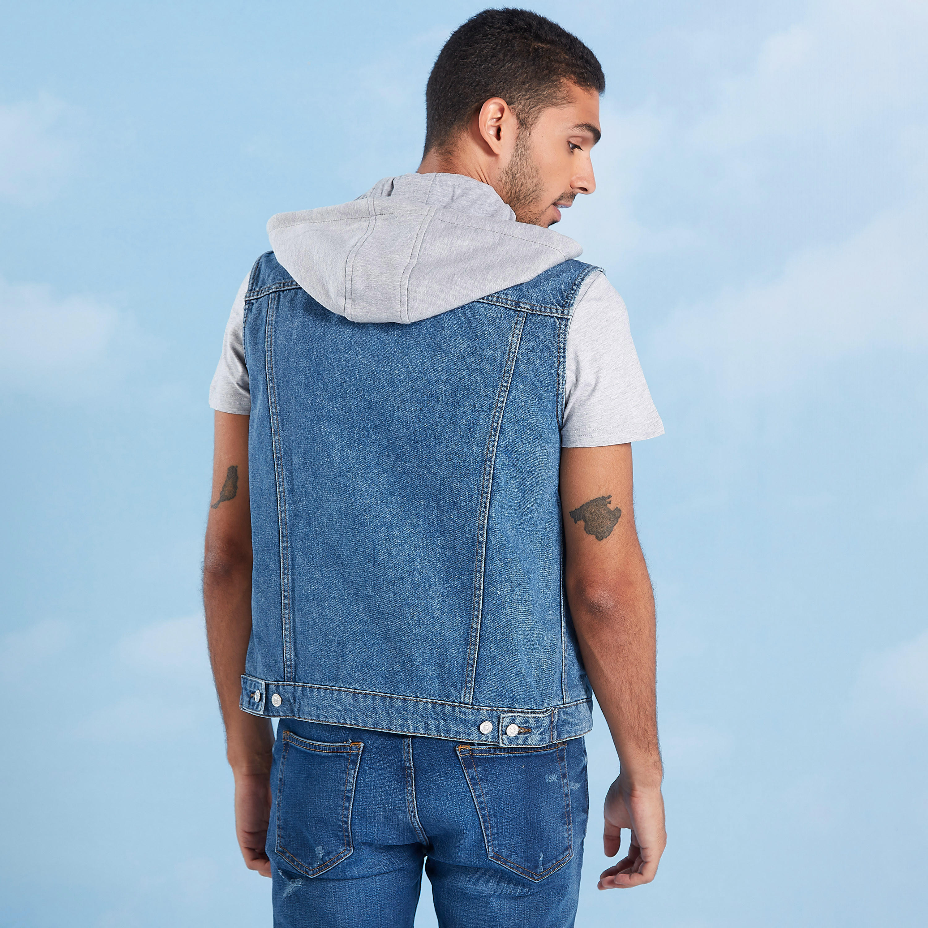 جاكيت دينم سادة دون أكمام بقبّعة وجيوب بطيّة-men-clothing-jacketsandblazers-jackets-image-5