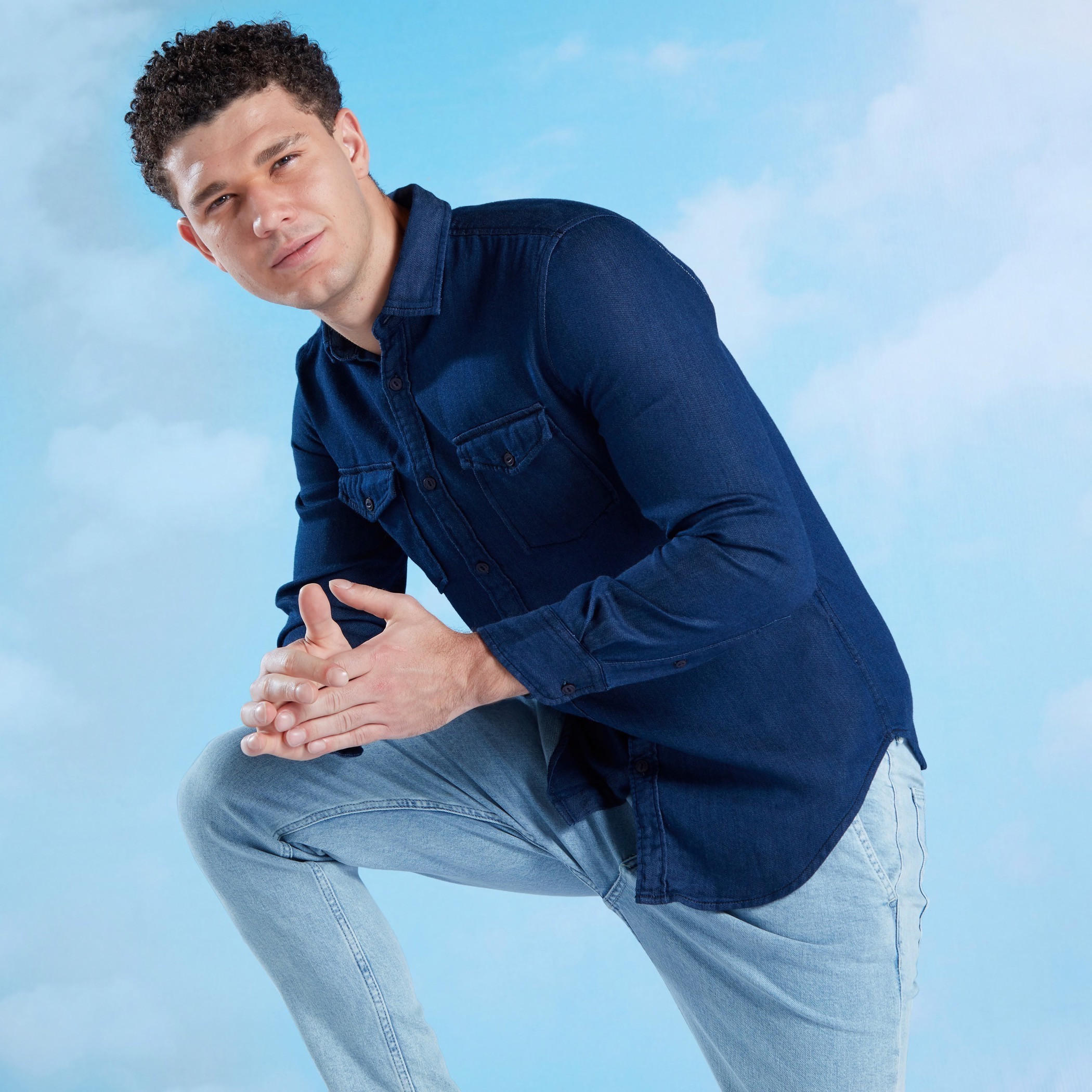 قميص سادة بقصّة سليم وأكمام طويلة وجيب بطيّة-men-clothing-shirts-image-1