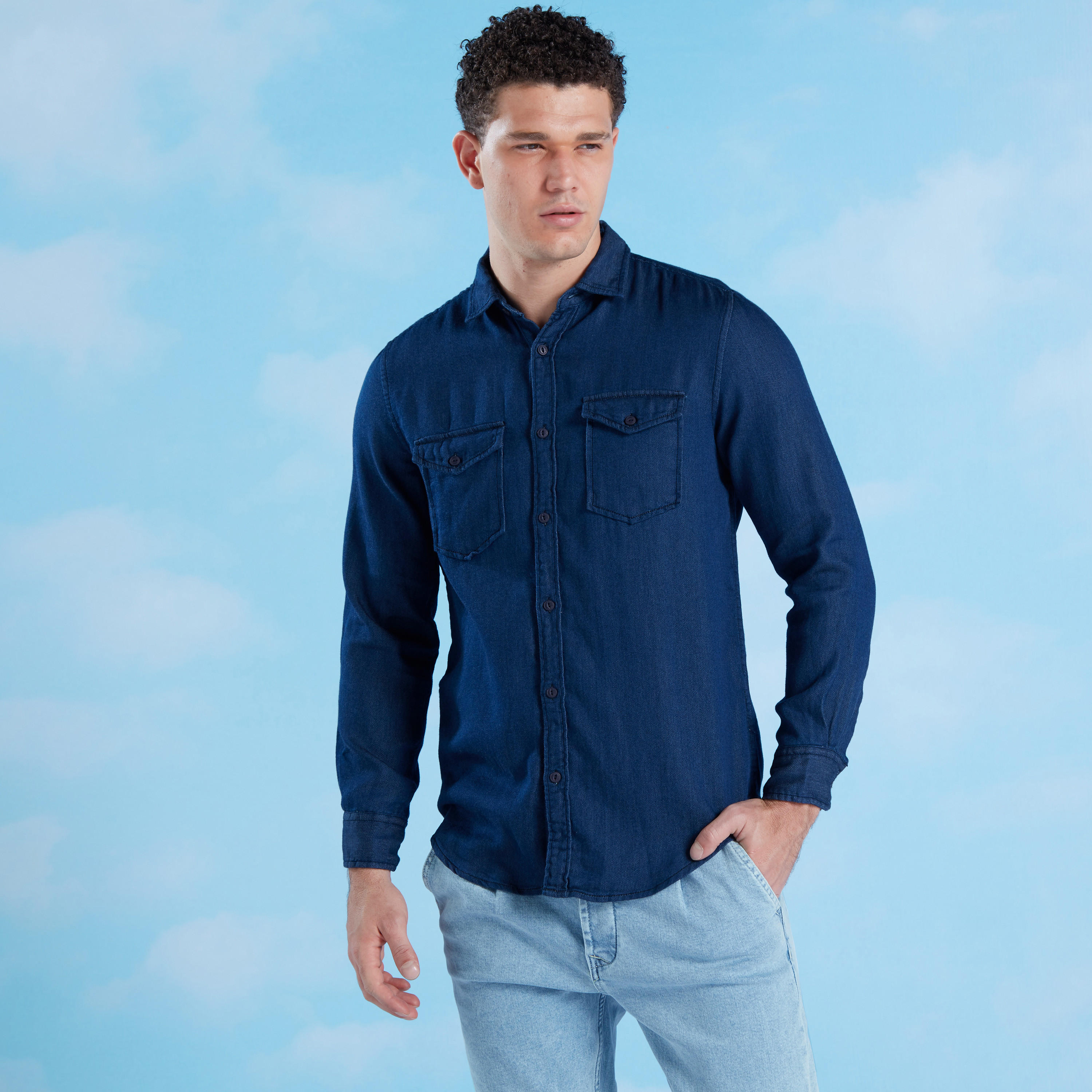قميص سادة بقصّة سليم وأكمام طويلة وجيب بطيّة-men-clothing-shirts-image-2