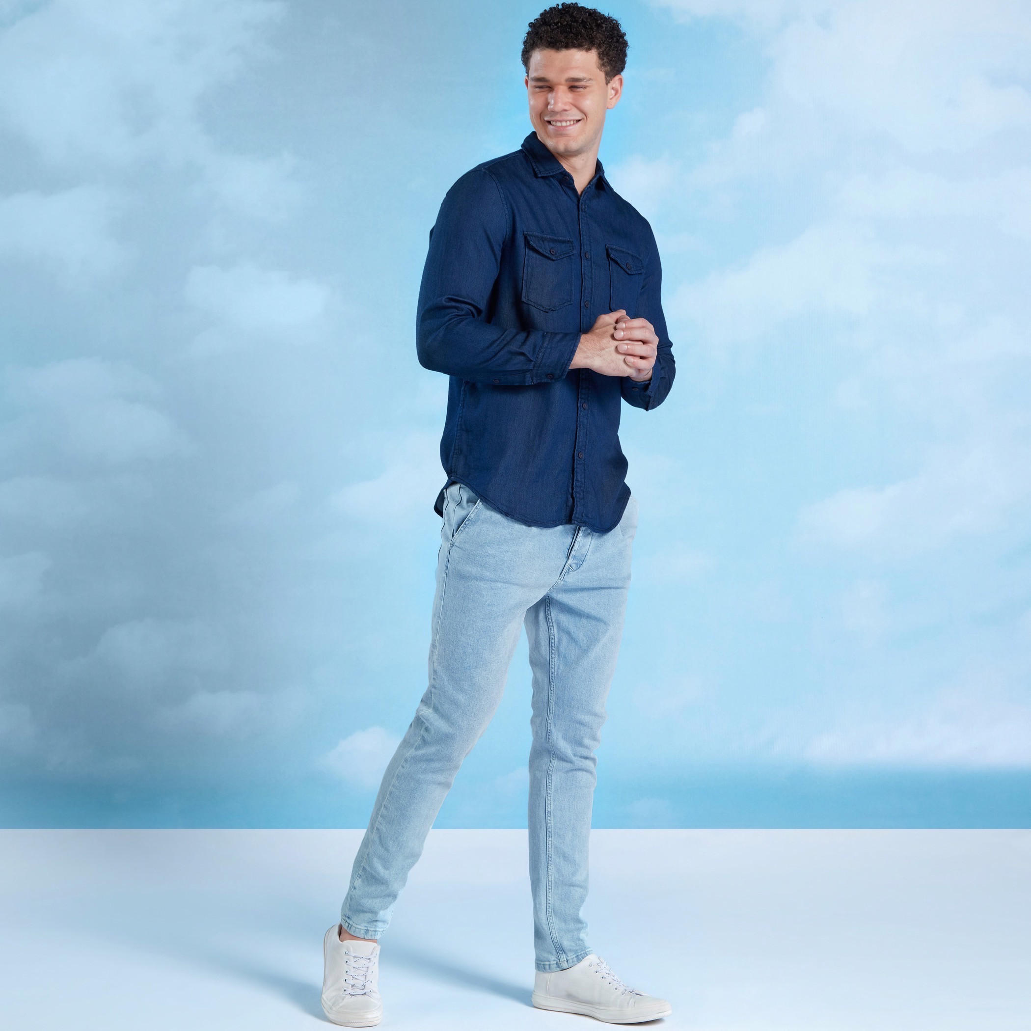 قميص سادة بقصّة سليم وأكمام طويلة وجيب بطيّة-men-clothing-shirts-image-3